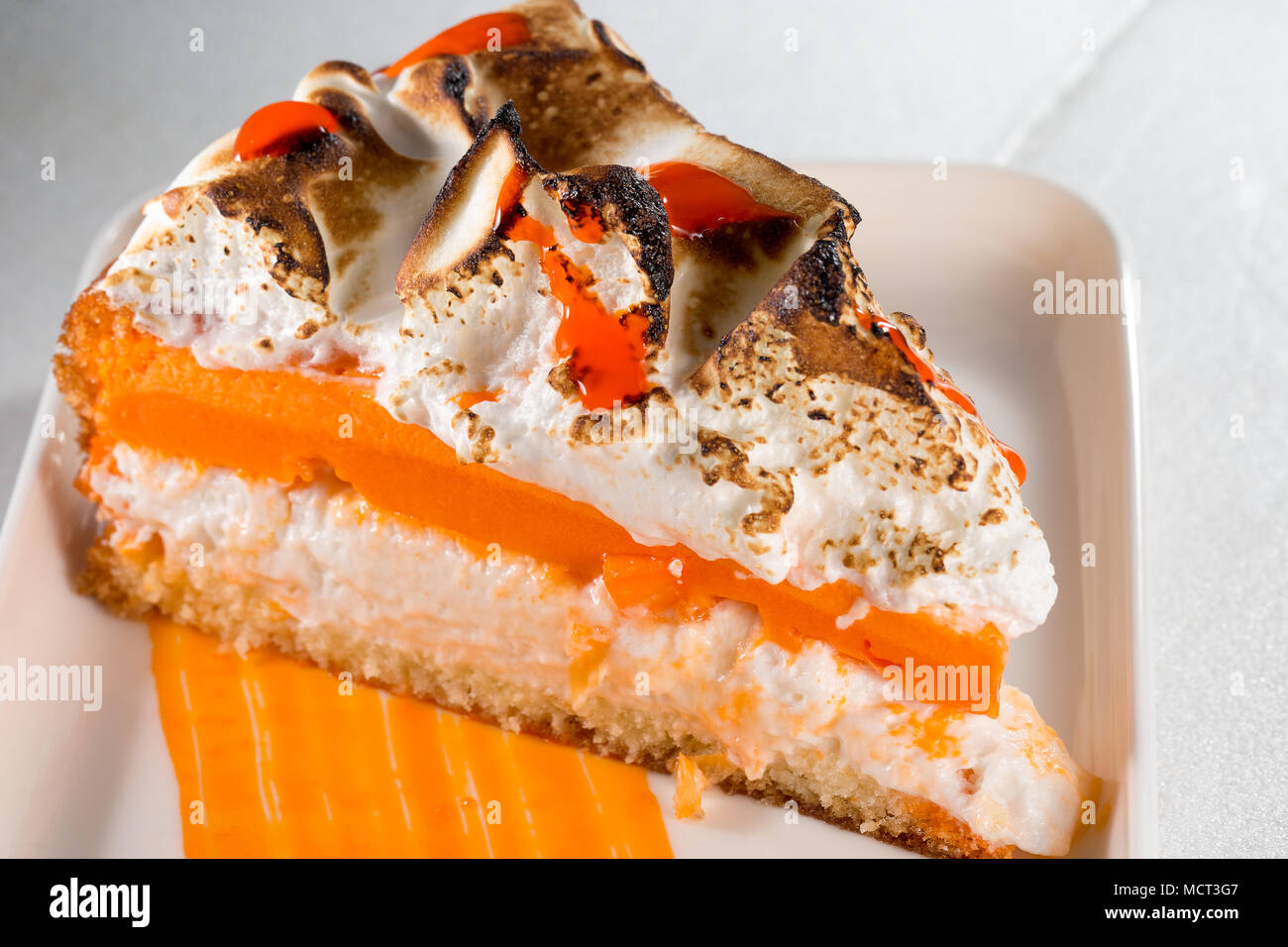 Stück Käsekuchen auf einem Teller. Stockfoto