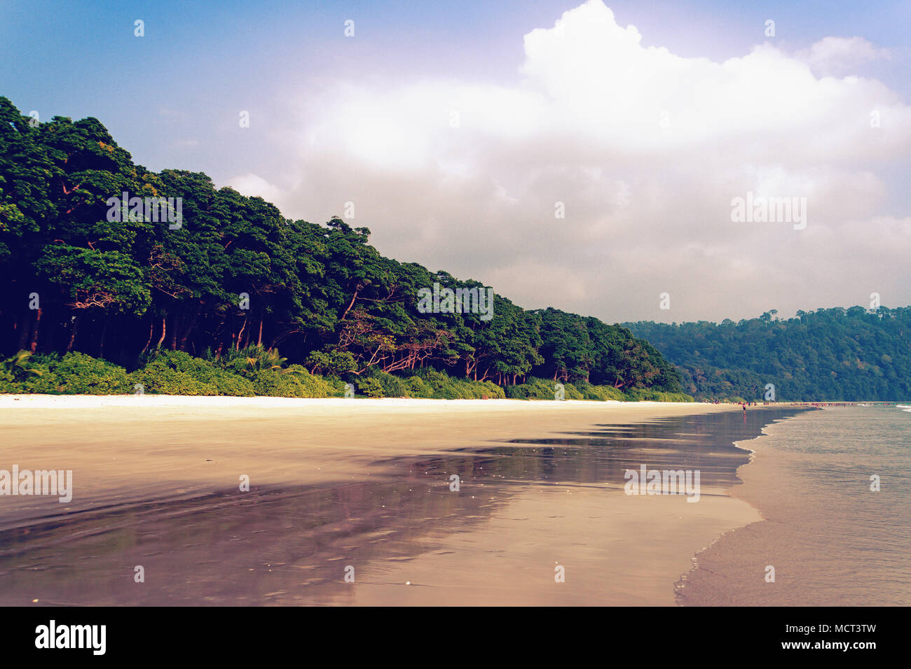 Radhanagar Strand in Havelock Island, Andaman Island, Indien. White Sand Beach und blauer Himmel. verlassenen Strand. Menschenleeren Strand. Stockfoto