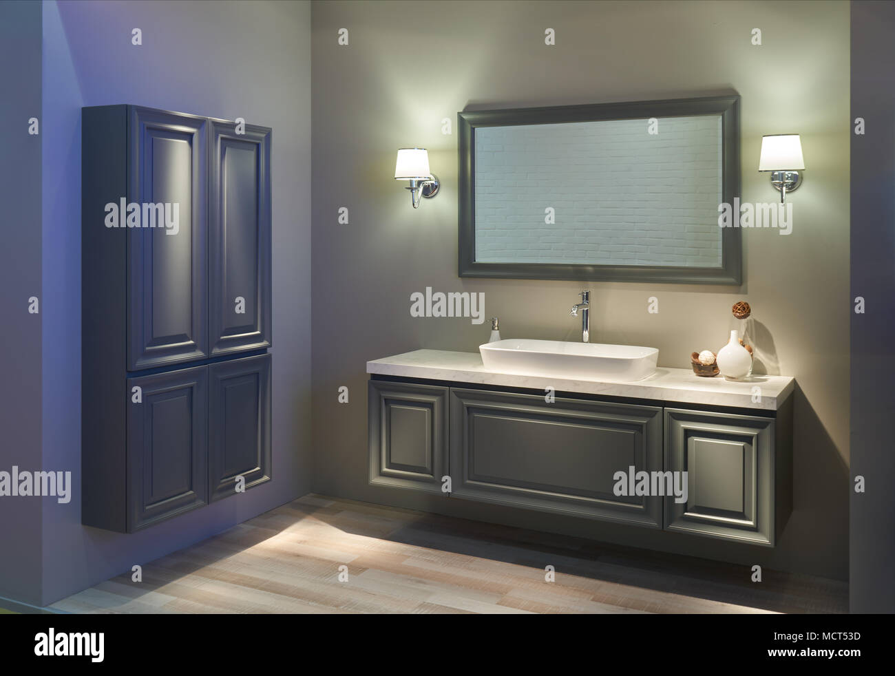 Innenraum der modernen Bad mit weißen top Waschbecken, großem Spiegel, zwei elektrische Lampen und Möbel. Stockfoto