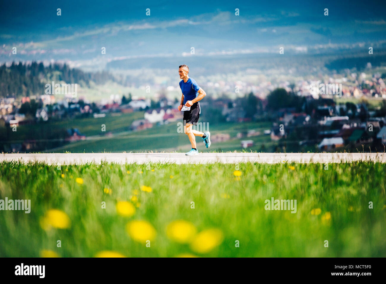 Wettlauf Runner mit Wiese im Vordergrund, Zakopane, Polen Stockfoto