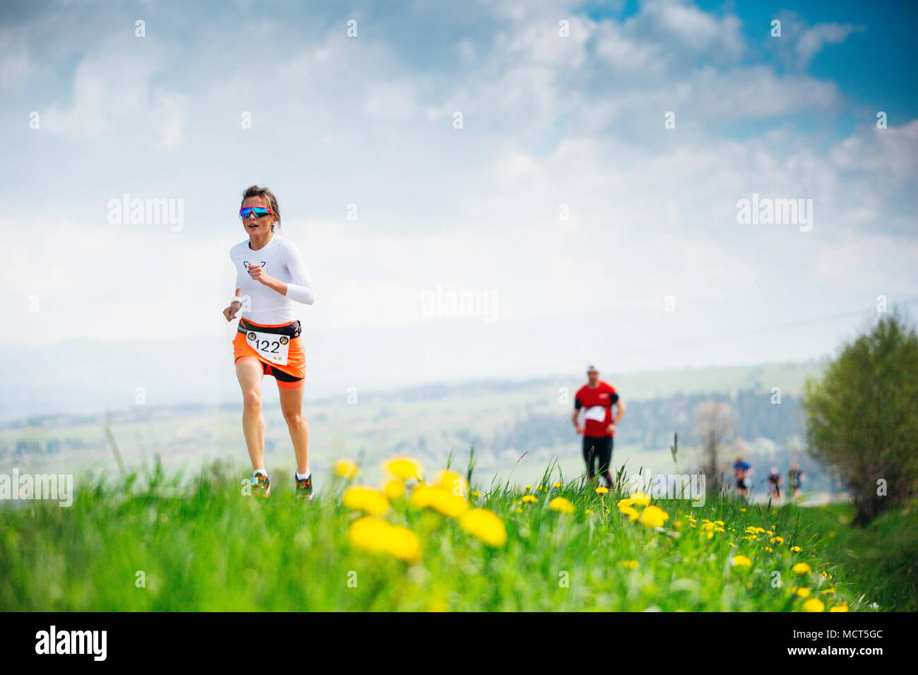 Wettlauf Runner mit Wiese im Vordergrund, Zakopane, Polen Stockfoto