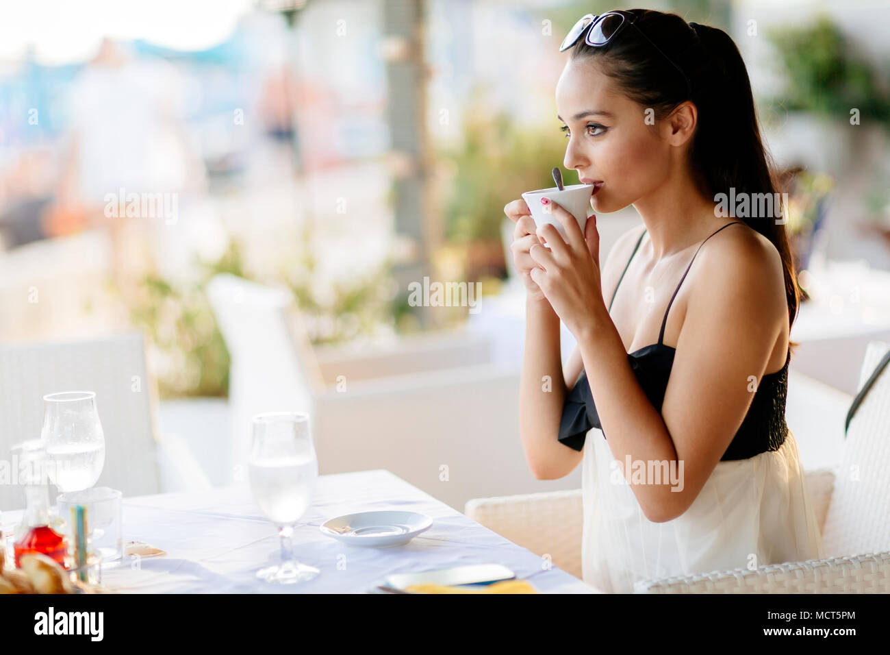 Schöne Frauen Tee trinken im Restaurant Stockfoto