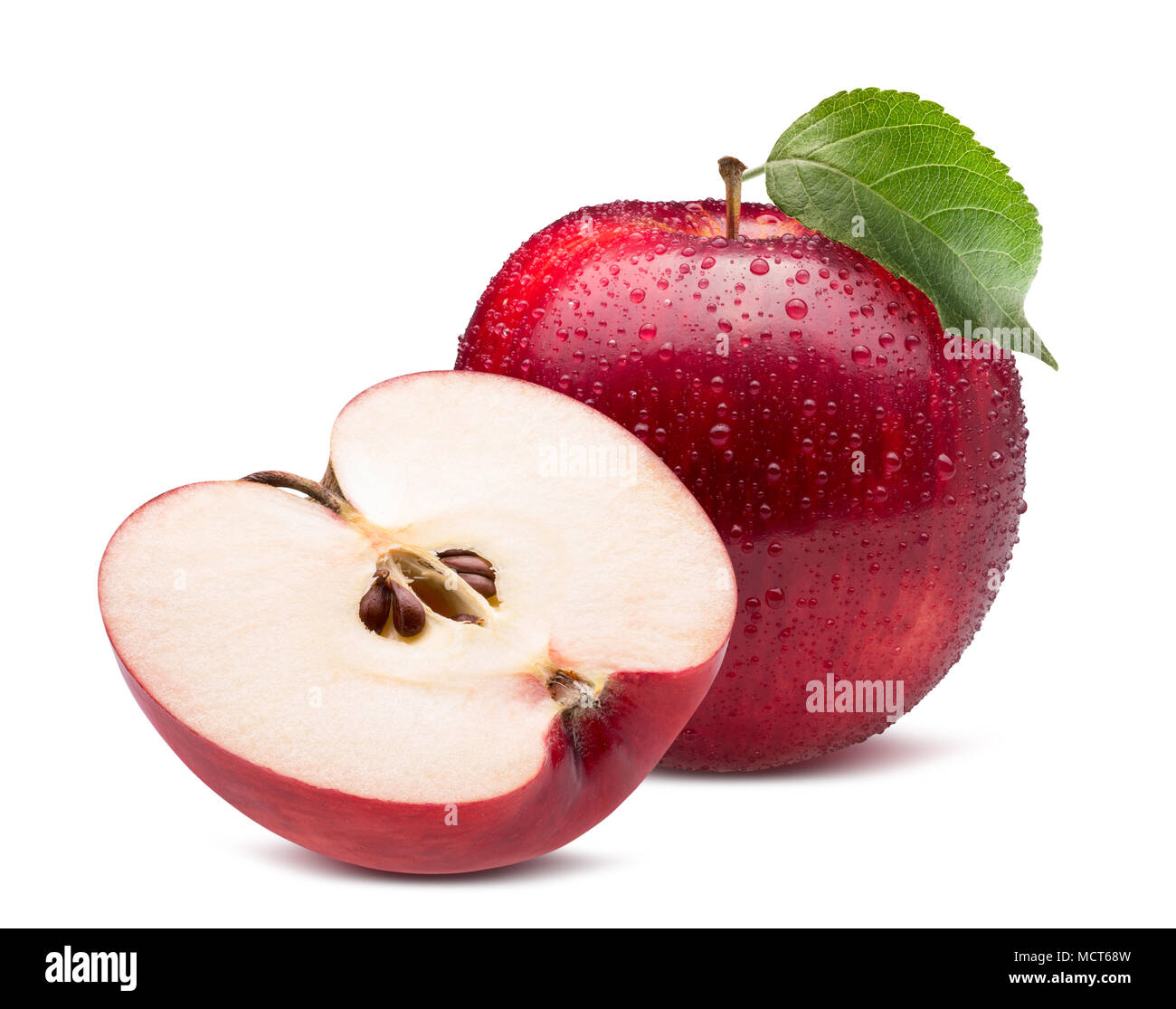 Rote Äpfel mit Wassertropfen auf einem weißen Hintergrund. Stockfoto