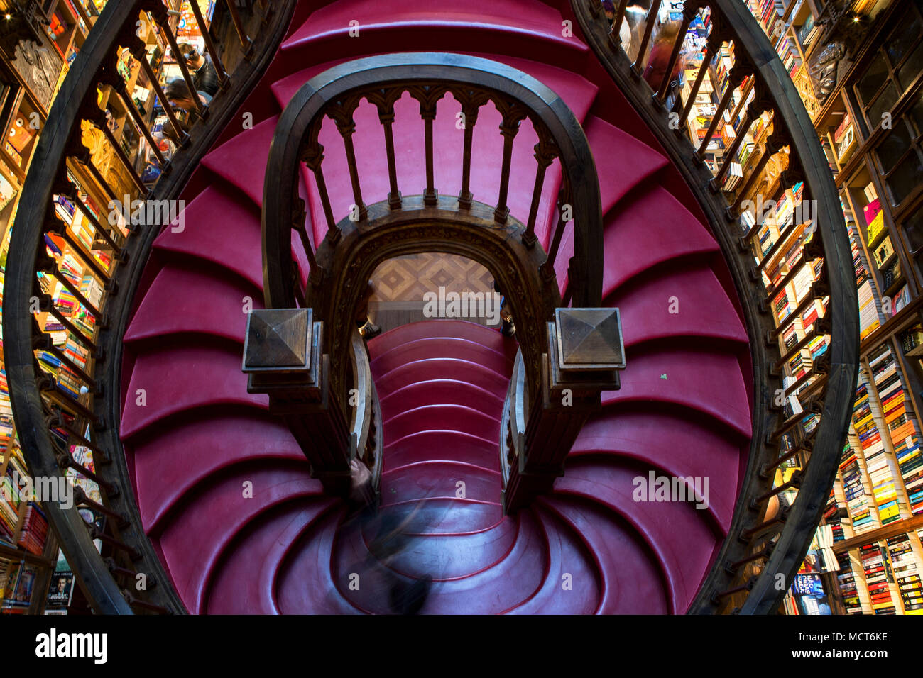 Doppelhelix Treppe des historischen Livraria Lello Irmao Buchhandlung, Porto, Portugal Stockfoto