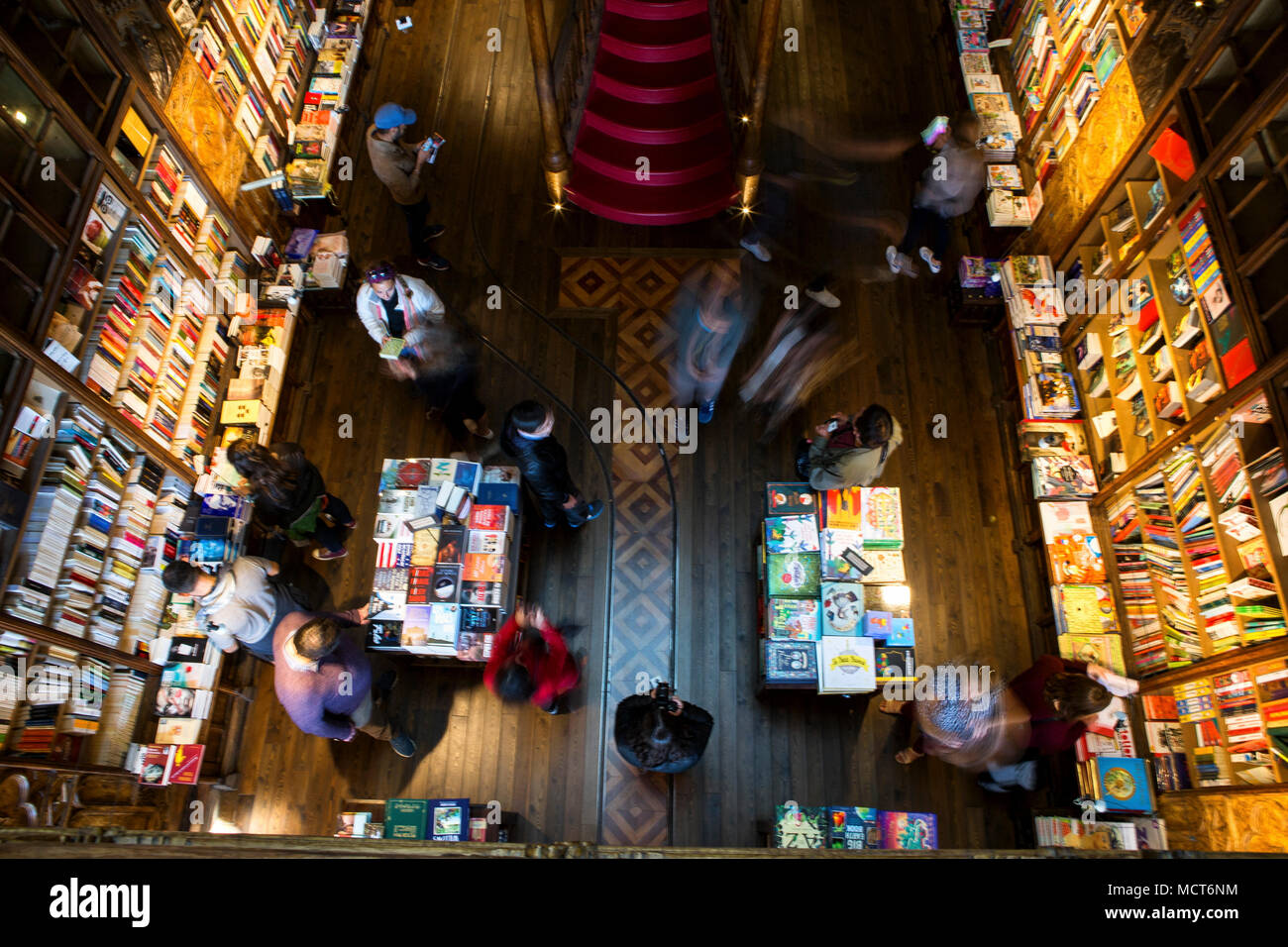 Besucher im historischen Livraria Lello Irmao Buchhandlung, Porto, Portugal Stockfoto