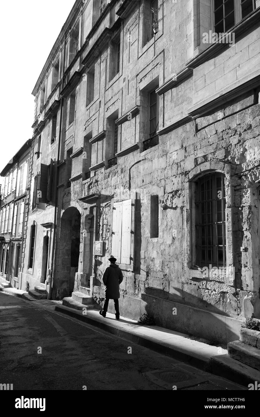 Langer abend Schatten von französischen Mann mit Berry hat in Arles Frankreich cast Stockfoto