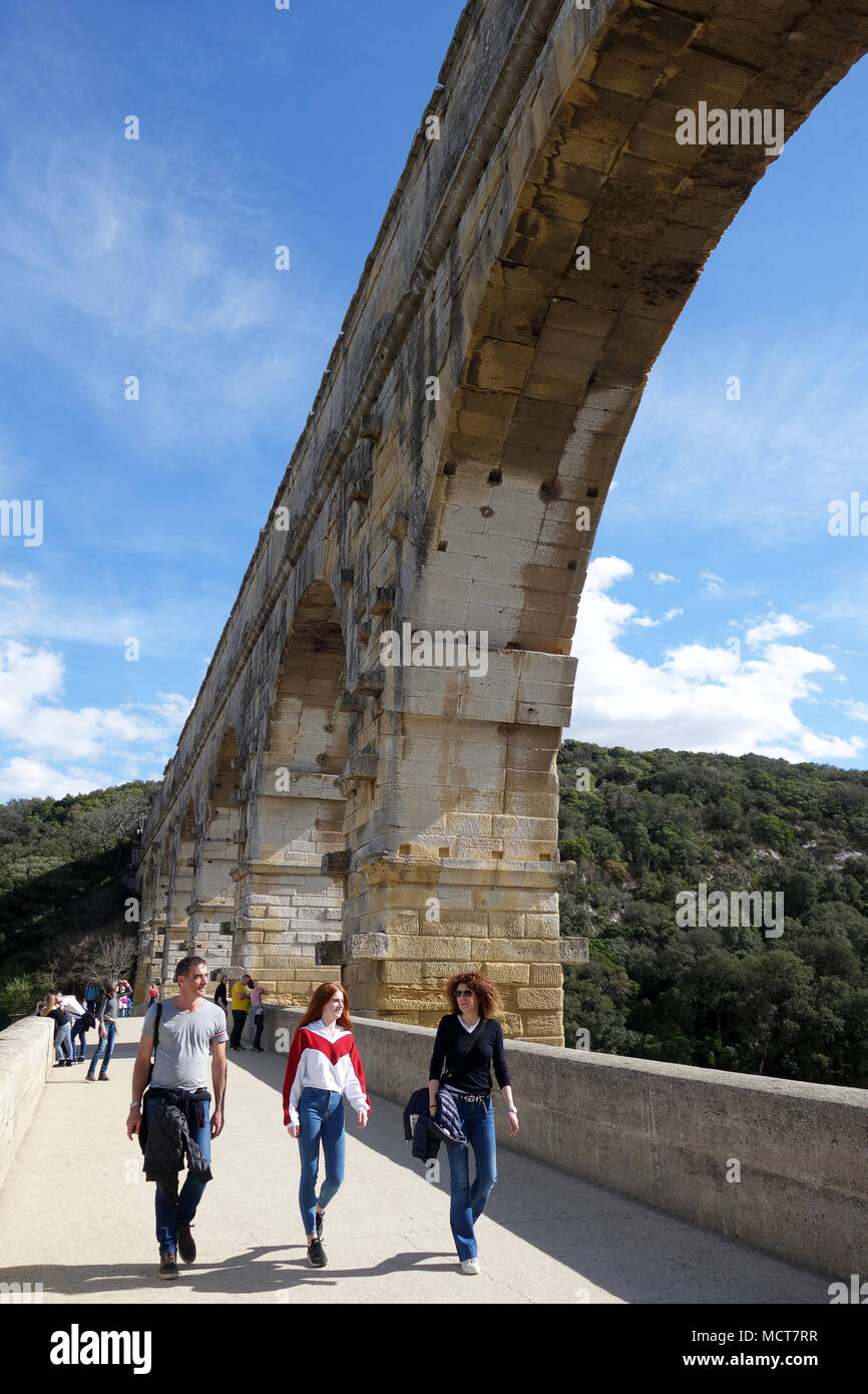 Touristen zu Fuß über die Pont du Gard römische Aquädukt in der Nähe von Nimes in Frankreich Stockfoto