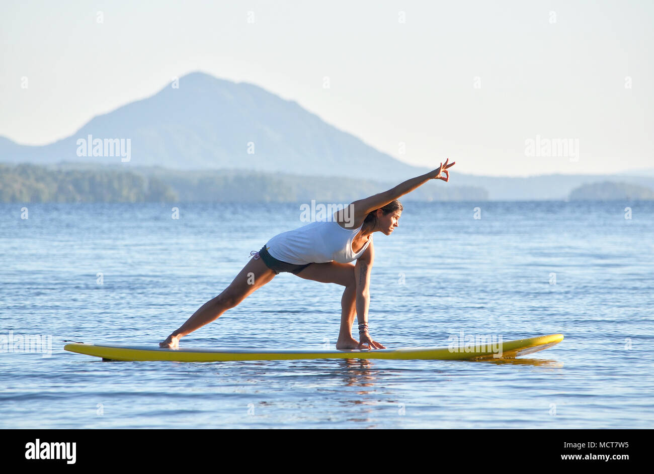 Yoga auf Stand up Paddle Board Stockfoto