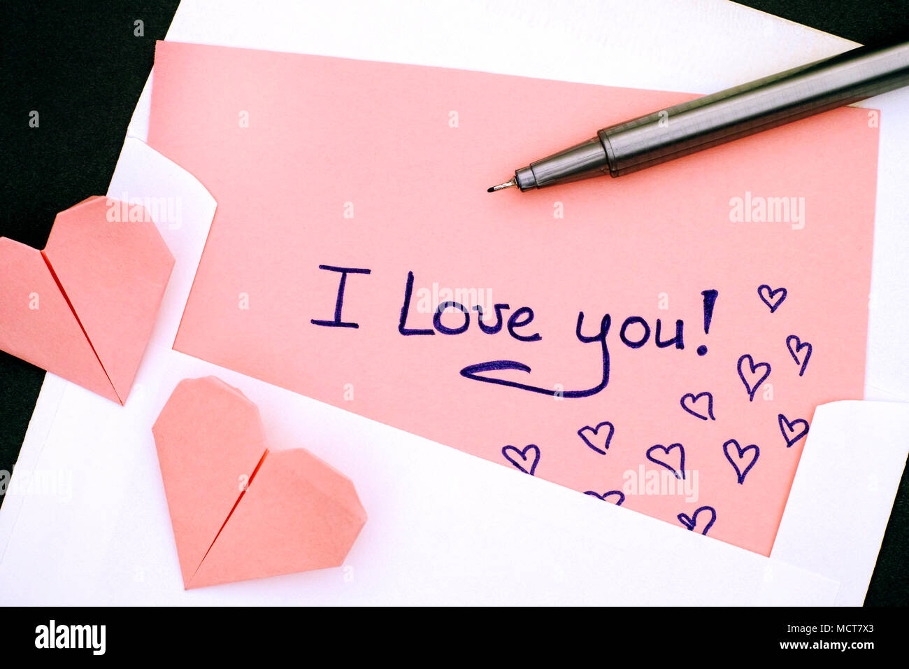 Brief mit Text ich liebe Dich! In Umschlag mit zwei Pink origami ...