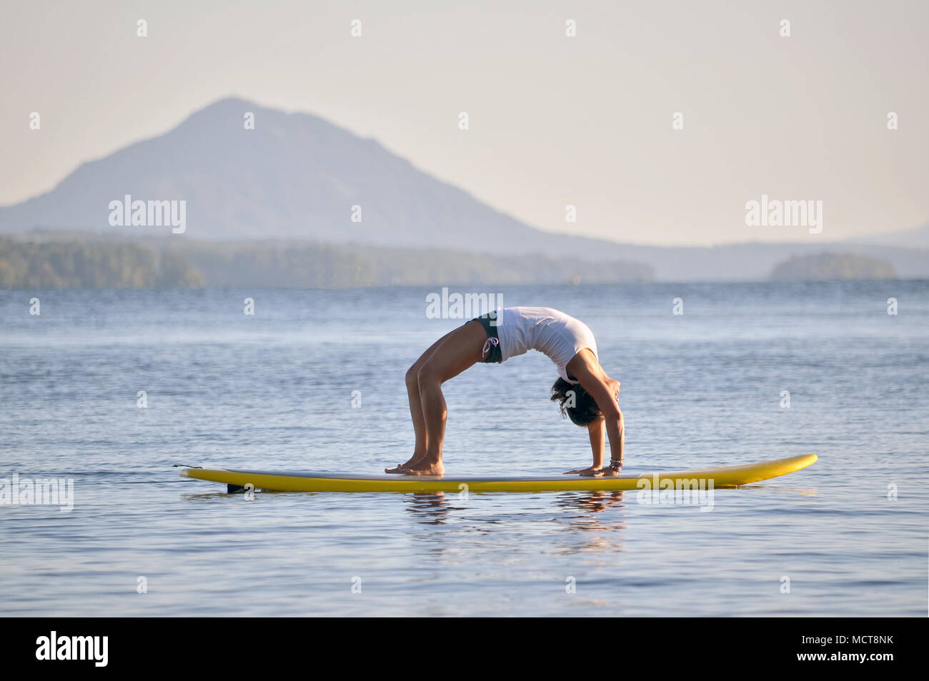 Yoga auf Stand up Paddle Board Stockfoto