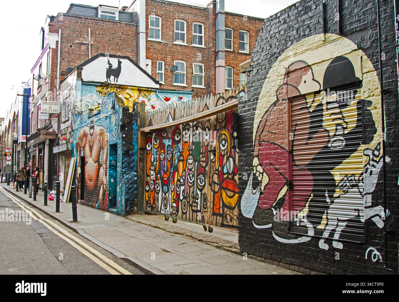 Farben und Street Art auf der Brick Lane, London. Sumo, spraypaint Künstler. Straßenszene in London, UK. angezeigt Die bunte Seite von London. Stockfoto