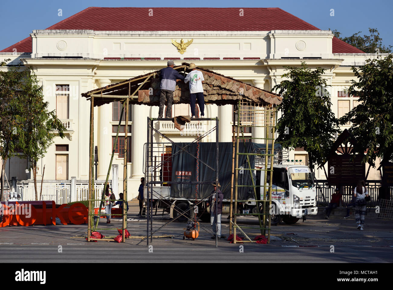Bauarbeiter arbeiten auf einem Gerüst aus Bambus, Chiang Mai, Thailand Stockfoto
