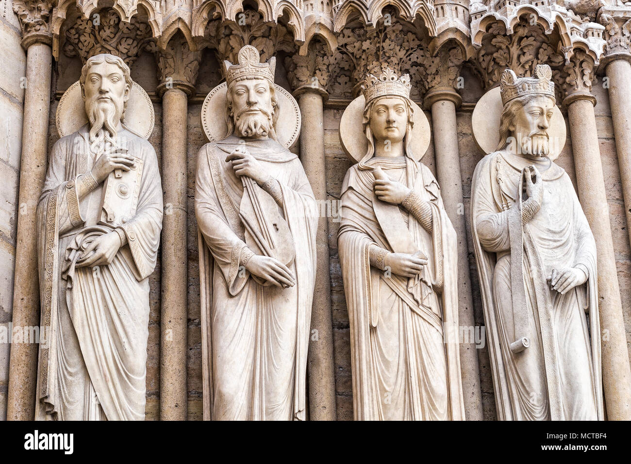 Skulpturen auf der Westfassade der Kathedrale Notre Dame (Cathedrale Notre Dame). Paris, Frankreich. Stockfoto
