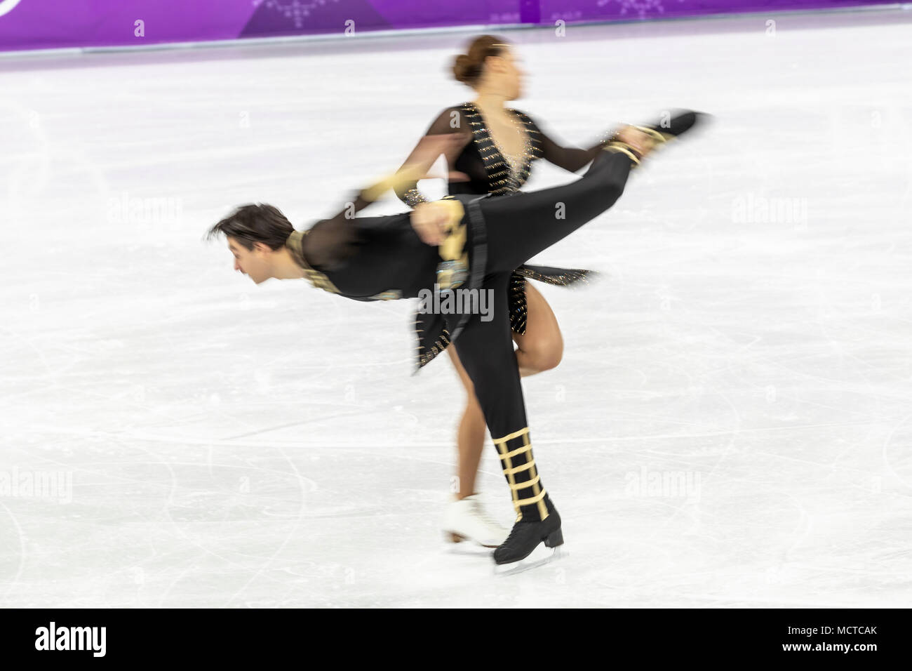 Motion Blur von Alisa Agafonova/Alper Ucar (TUR) im Eiskunstlauf-Eis tanzen Frei bei den Olympischen Winterspielen PyeongChang 2018 Stockfoto