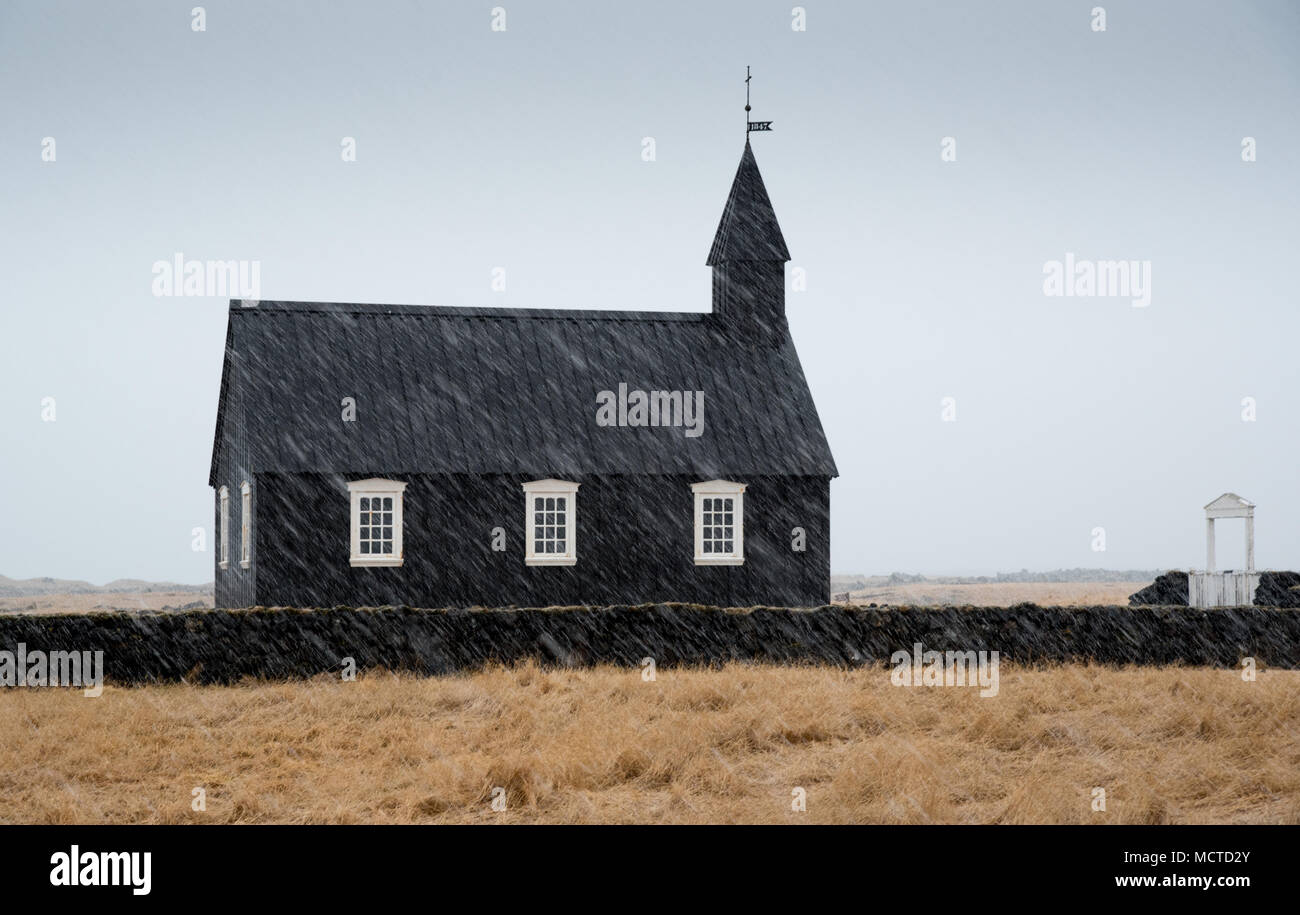 Berühmten malerischen Schwarzen Kirche von Budir auf Snaefellsnes Halbinsel Region in Island während eines schweren Schnee Stockfoto