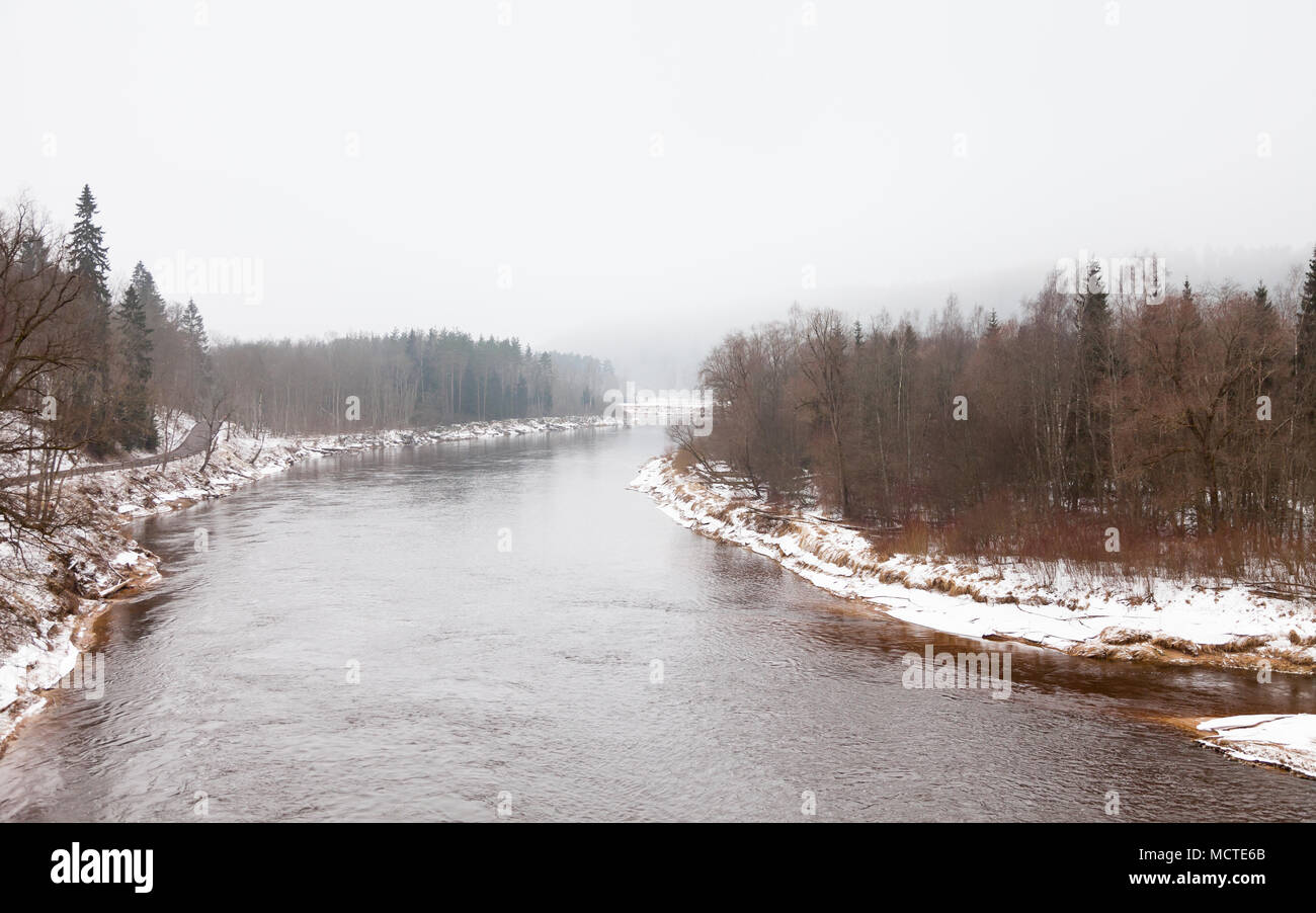 Ein Blick auf den Fluss Gauja in der Nähe von Sigulda, Lettland. Sigulda ist ein Teil der Gauja Nationalpark. Stockfoto