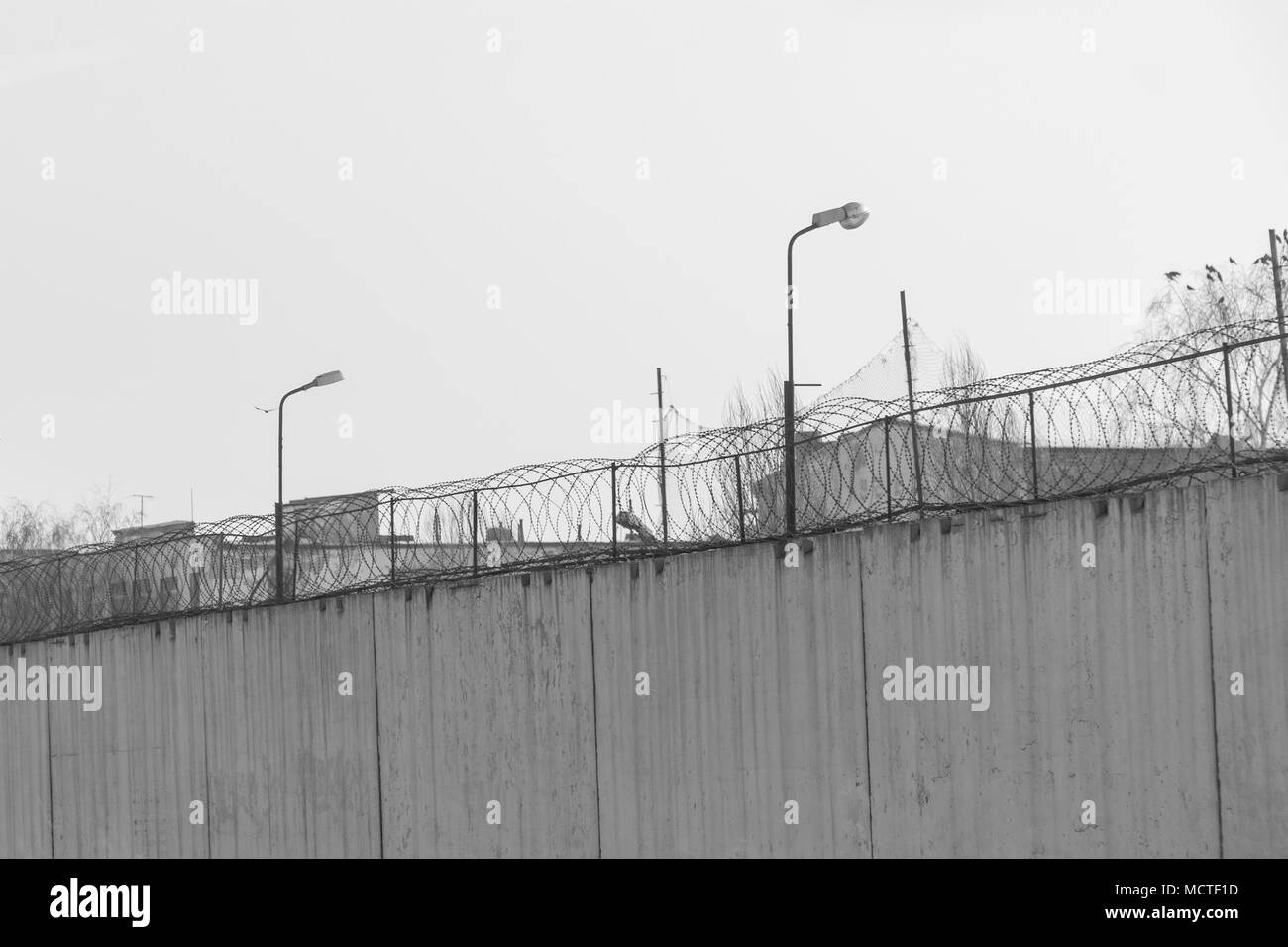 Zaun mit Stacheldraht, Ort der Festnahme Stockfoto