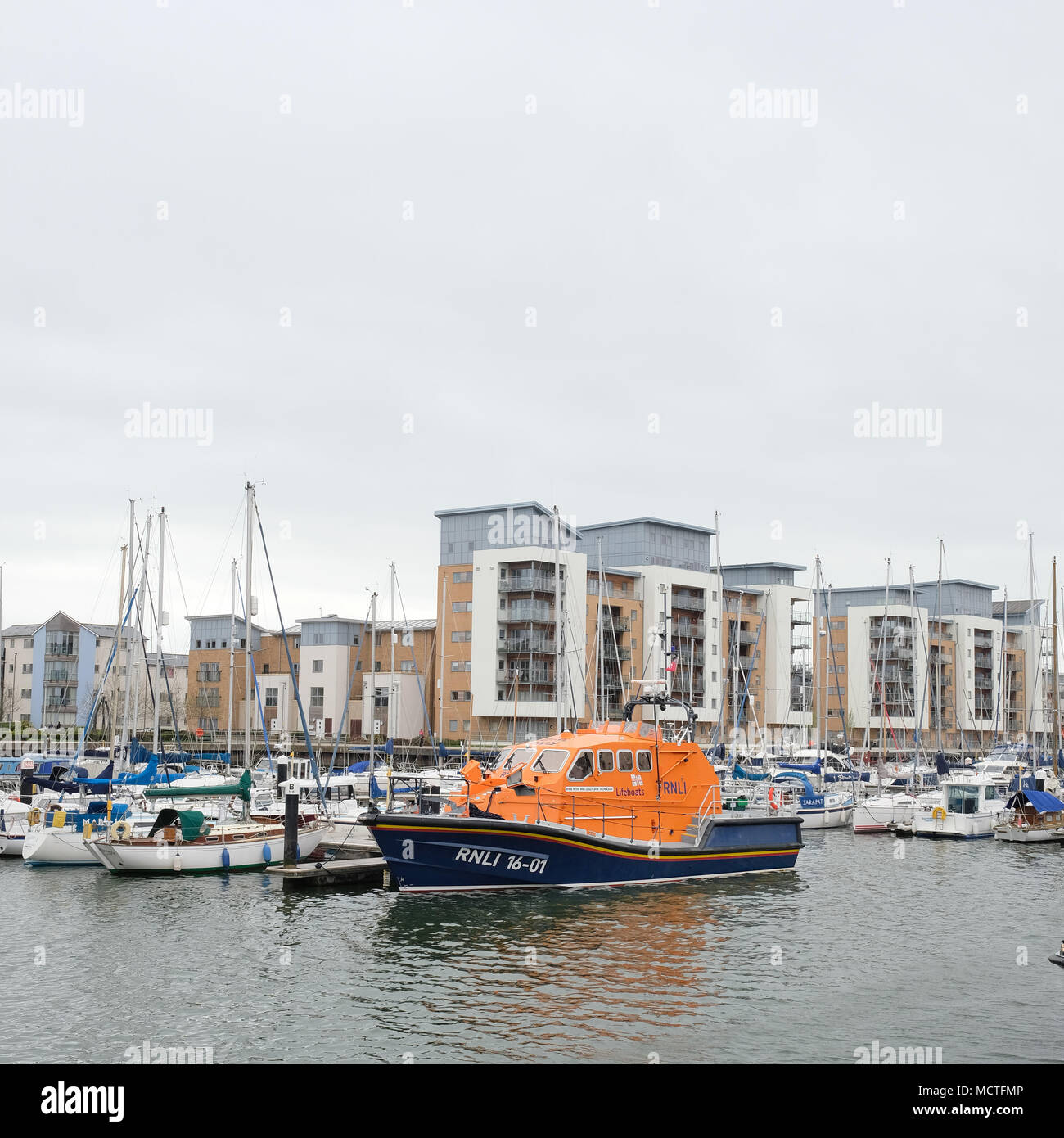 April 2018 - rnli Leben Boote in Portishead Marina für Service- und Wartungsarbeiten. Stockfoto