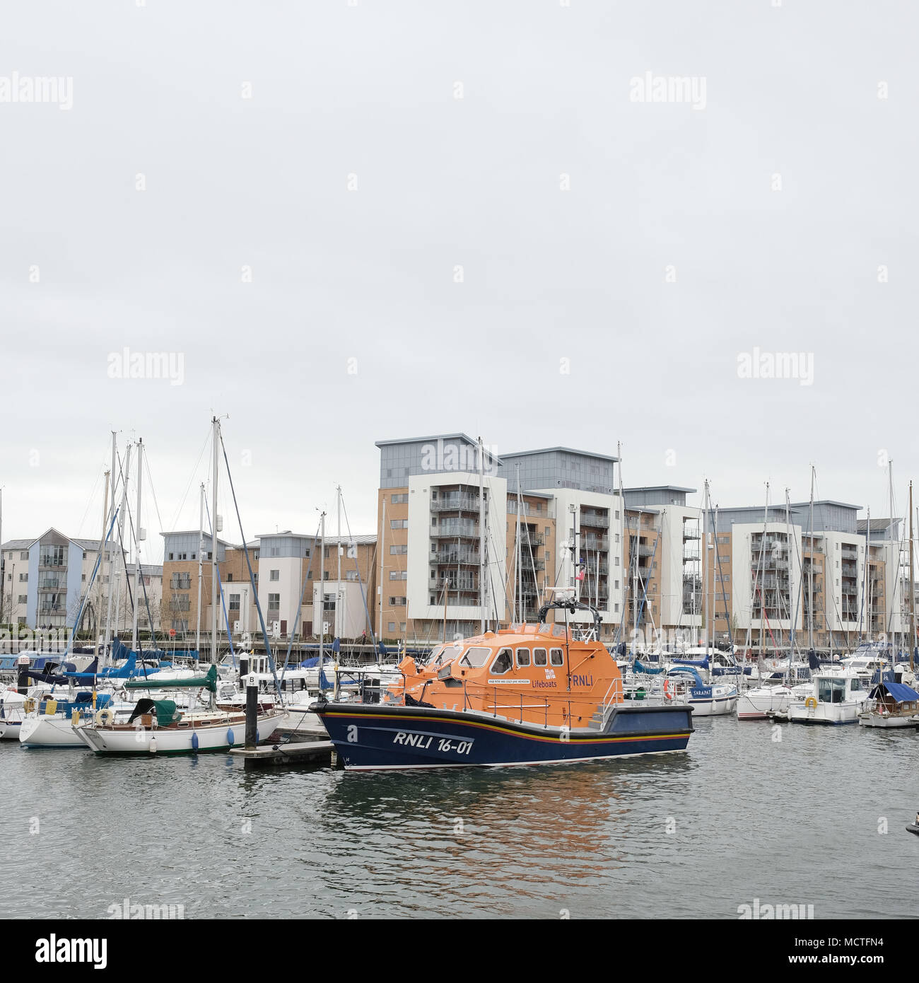 April 2018 - rnli Leben Boote in Portishead Marina für Service- und Wartungsarbeiten. Stockfoto