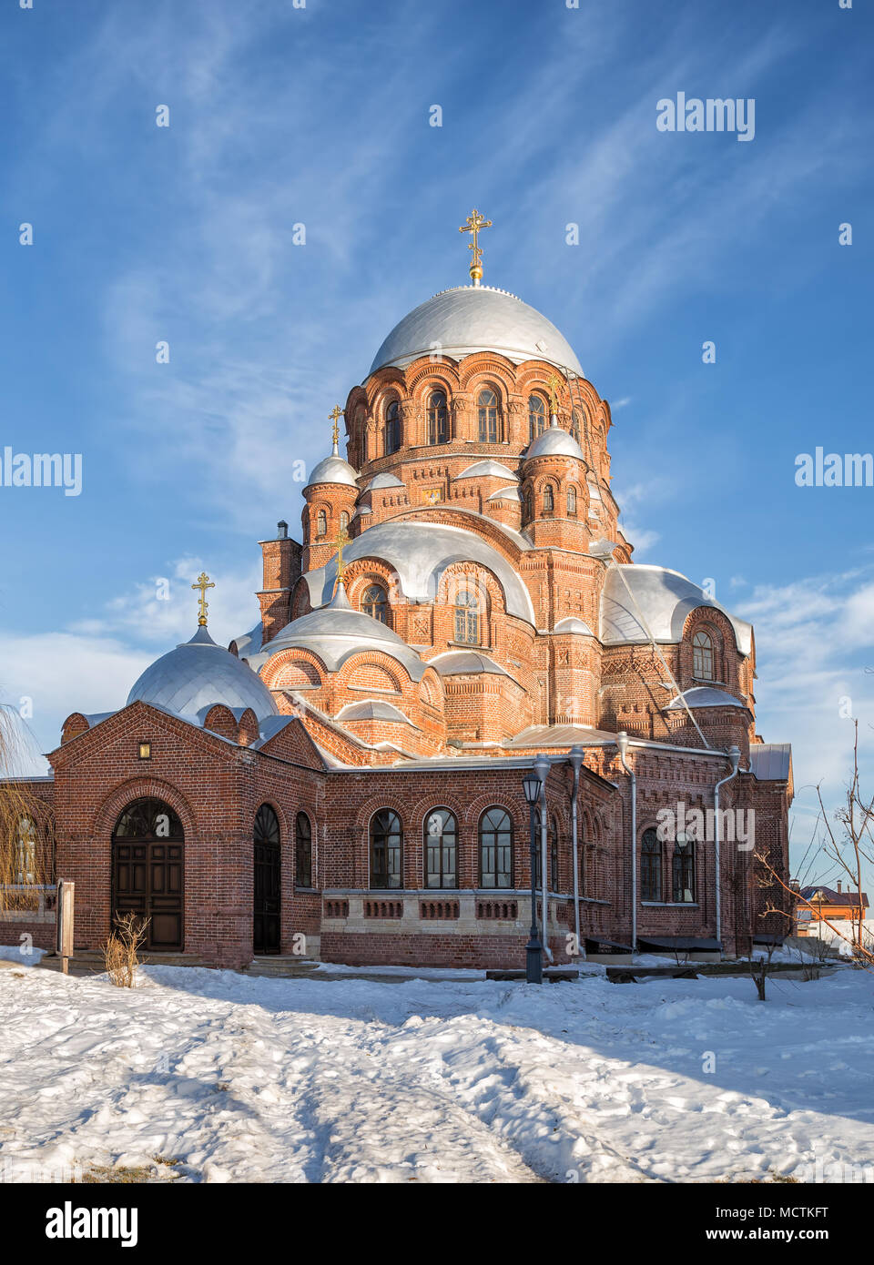 Große rote Backstein Kathedrale aller, die Trauer Freude in Johannes dem Täufer Kloster. Swjaschsk, Russland Stockfoto