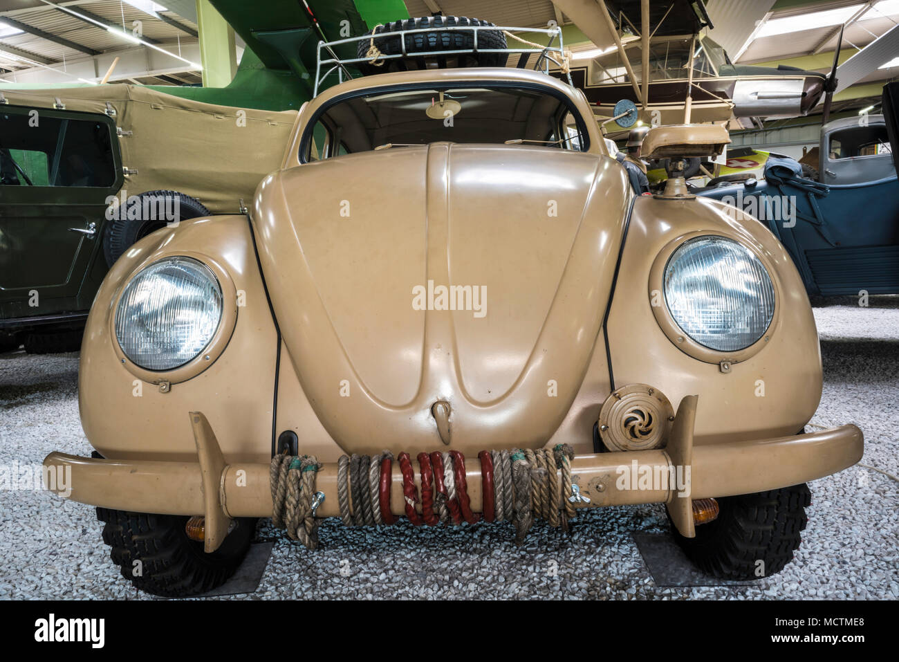 Nostalgische VW Beetle Auto in Camouflage Farbe mit Dachgepäckträger und Reserverad, Auto & Technik Museum, Sinsheim, Deutschland Stockfoto