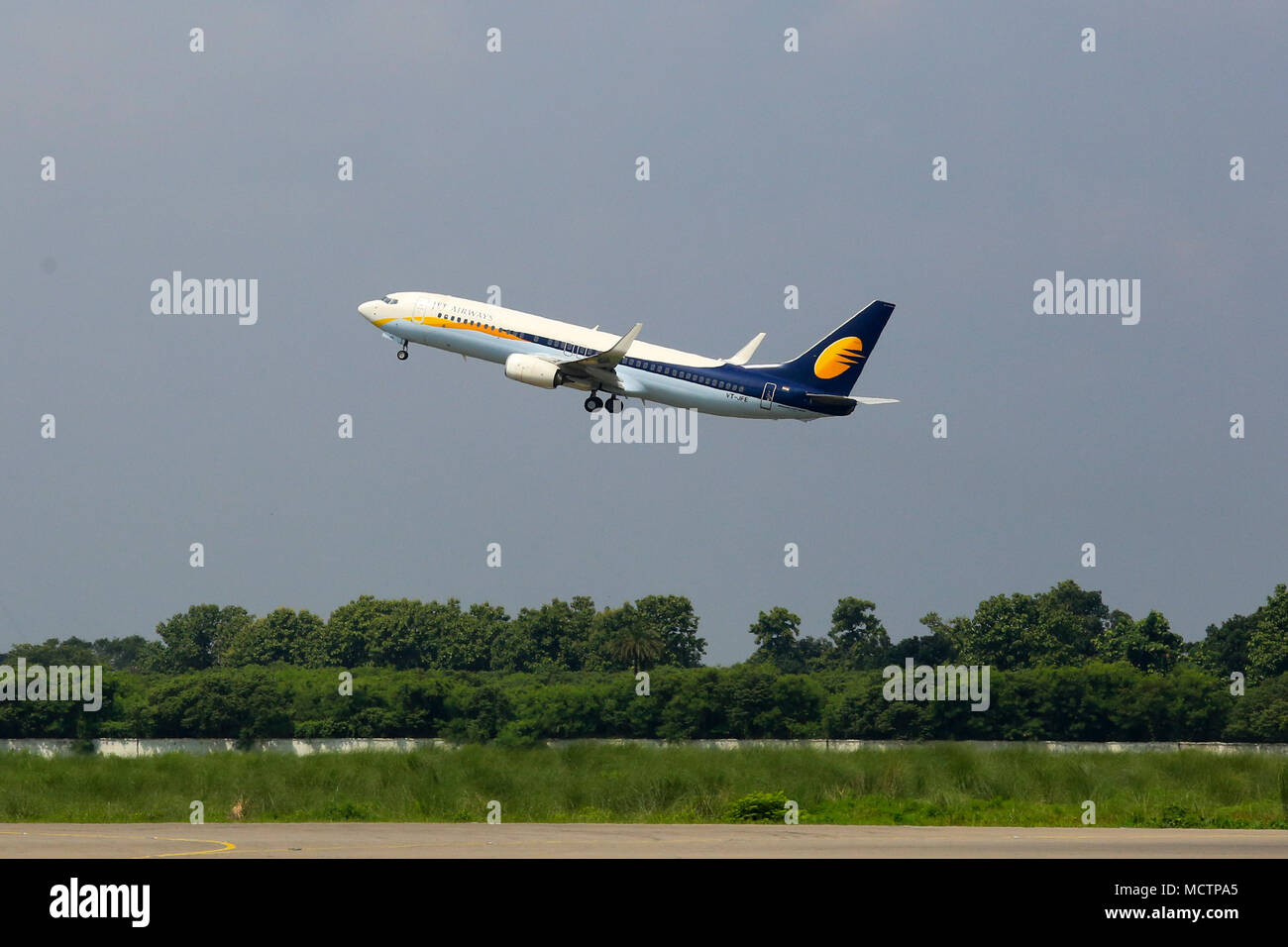 Jet Airways Boeing 737 fliegen aus dem Hazrat Shahjalal International Airport. Dhaka, Bangladesch Stockfoto