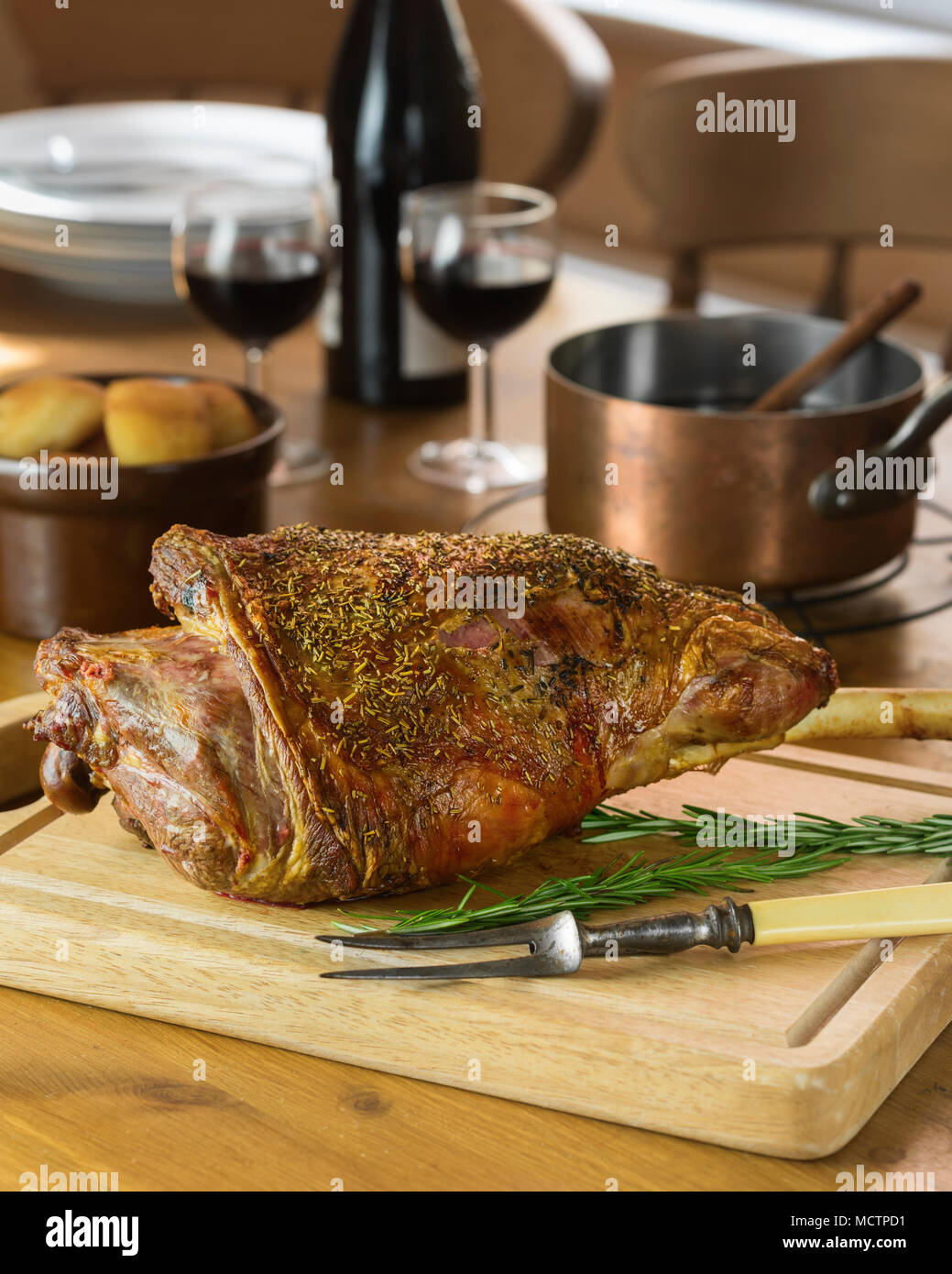 Gebratene Lammkeule mit Rosmarin Stockfoto