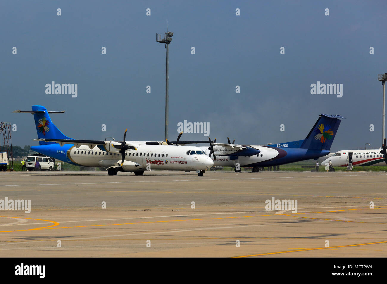 Bangladesch United Airways ATR-72 200 und Bombardier Dash 8 - 100 Flugzeuge an Hazrat Shahjalal International Airport. Dhaka, Bangladesch Stockfoto