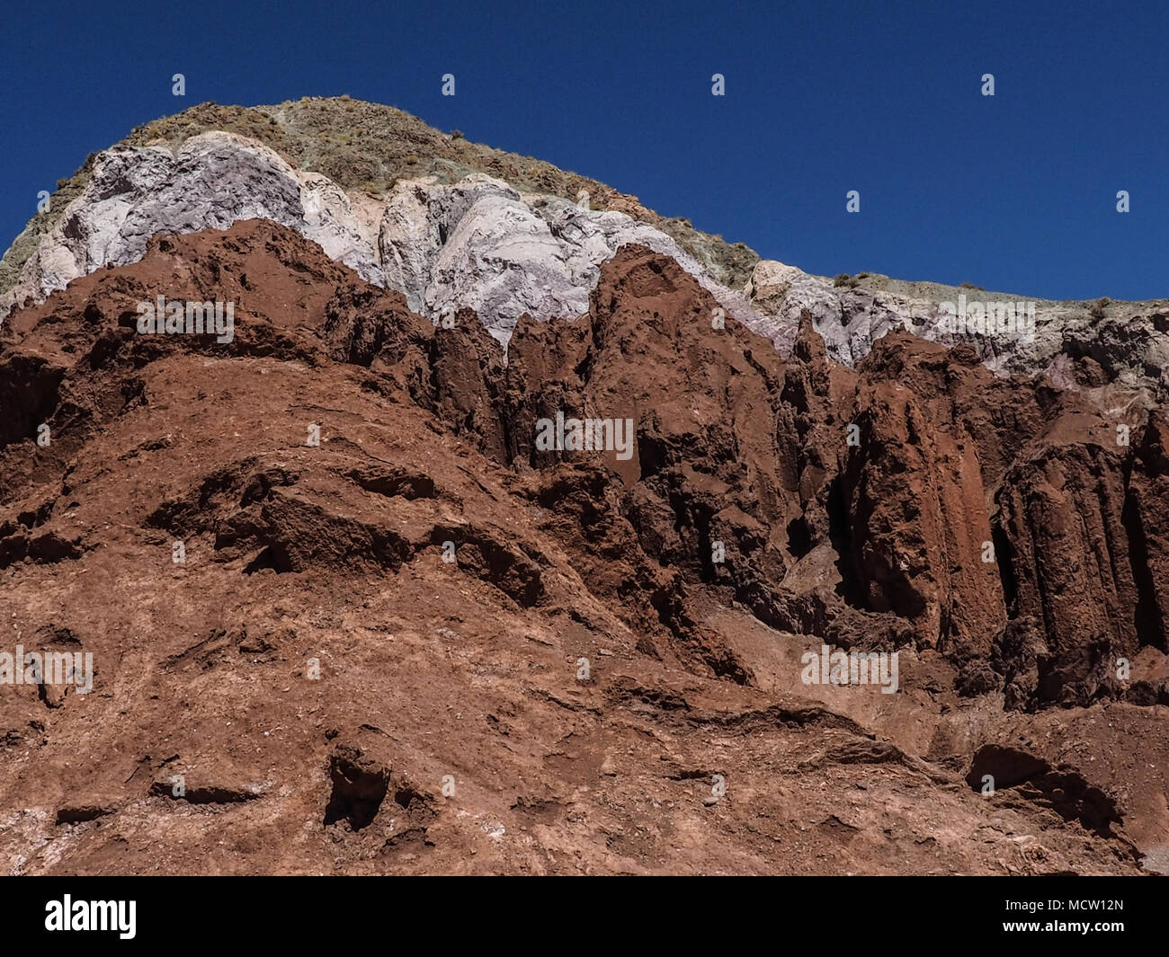 Rainbow Valley in der Atacama Wüste in der Nähe von San Pedro de Atacama. Mineral reichen Gesteinen der Domeyko Gebirge geben dem Tal vielfältigen Farben von Rot auf Grün. Stockfoto