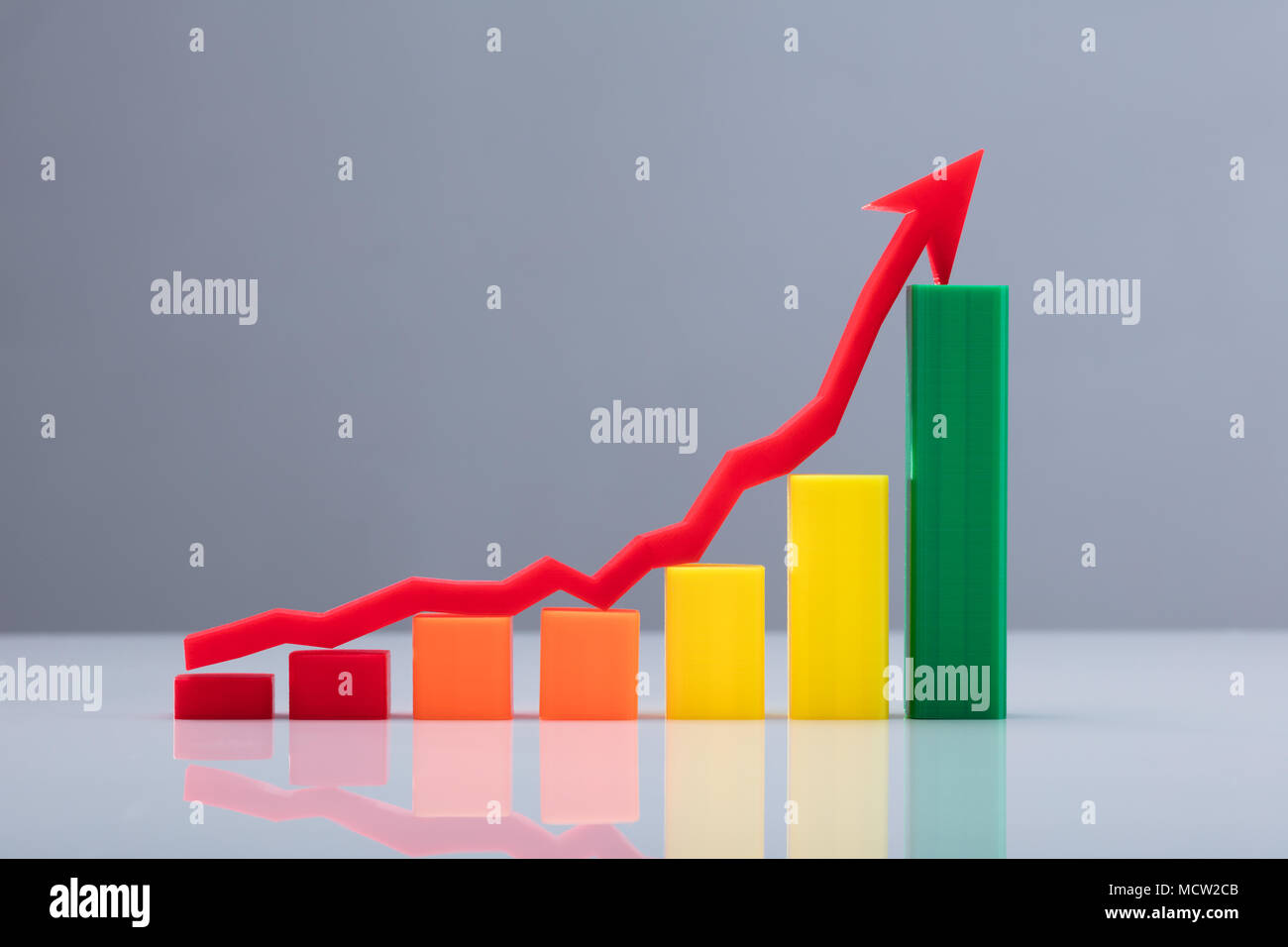 Mehrfarbige Business Graph mit roter Pfeil zeigt nach oben Stockfoto