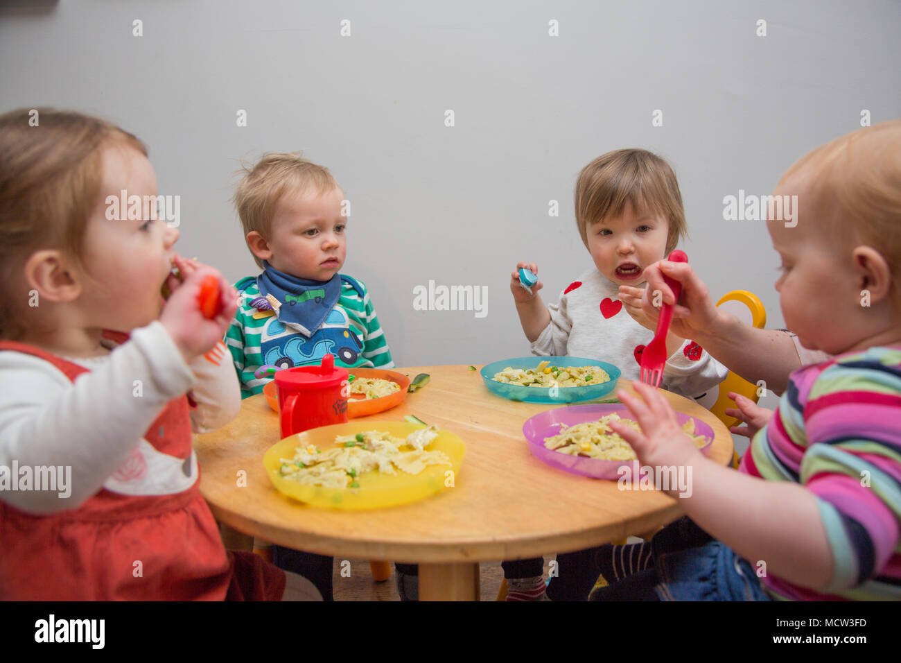 Kleinkinder essen Stockfoto