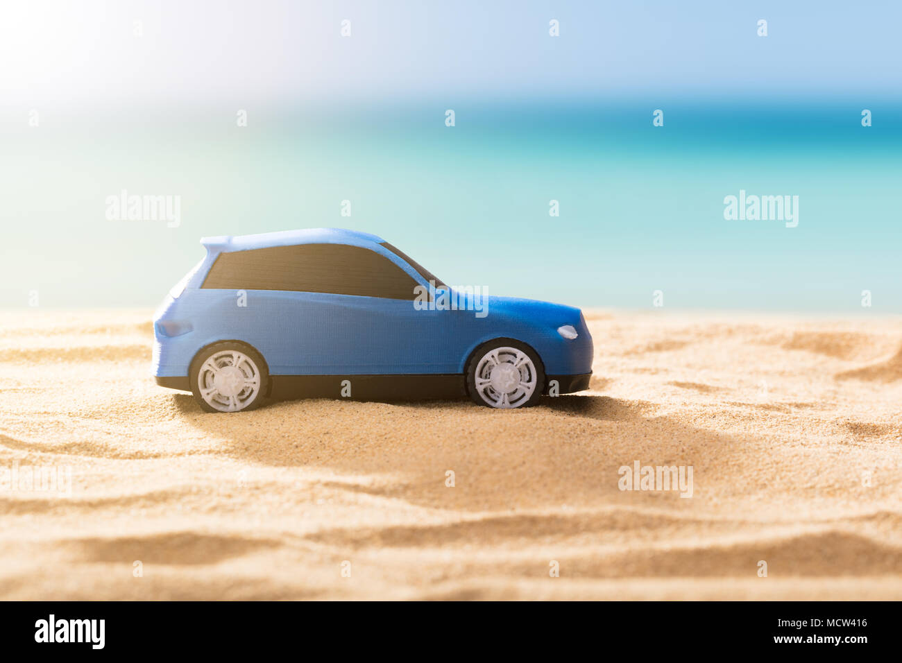 Close-up ein blaues Auto am Sandstrand Stockfoto