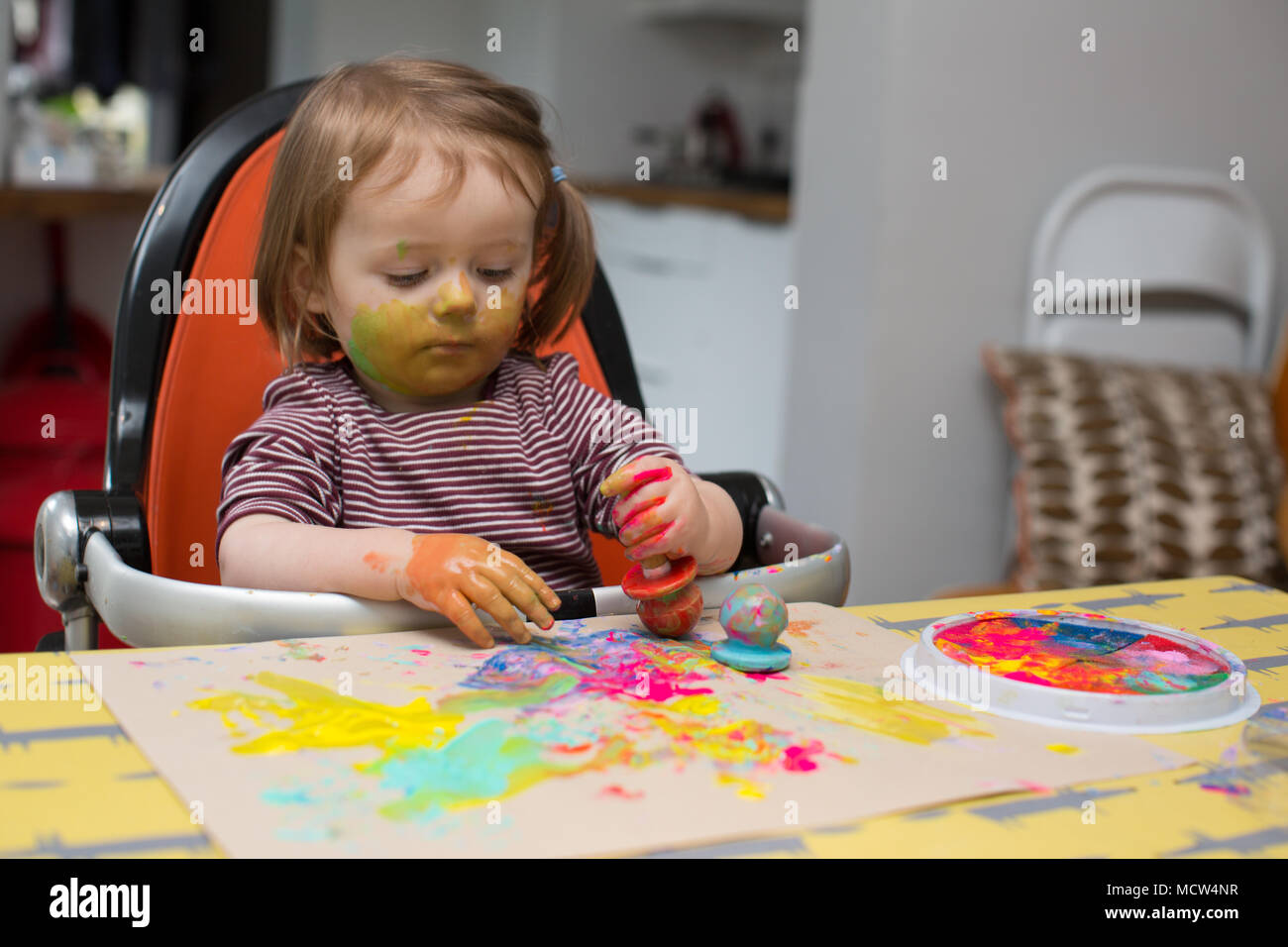 Kleinkind malen zu Hause Stockfoto
