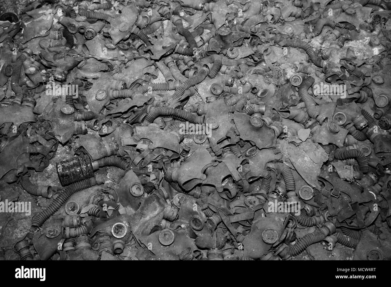 Gasmasken auf dem Boden eines verlassenen Gebäude in Pripyat in der Sperrzone von Tschernobyl, Ukraine. Stockfoto
