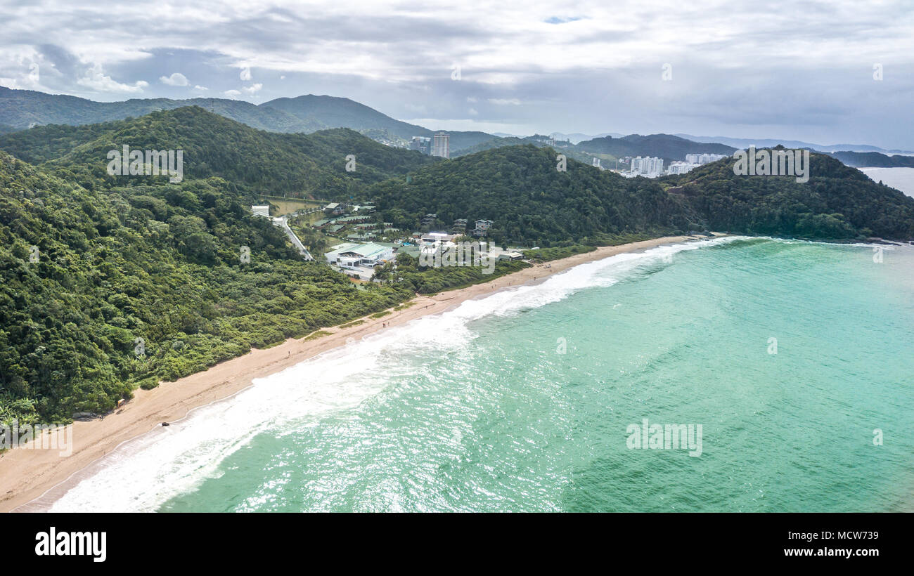 Balneário Camboriú, Santa Catarina, Brasilien. Luftaufnahme des Strandes von Liebe. Stockfoto