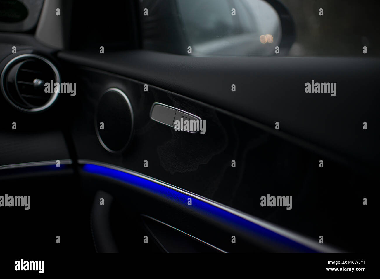 Luxus Auto Innenraum mit Umgebungslicht Stockfotografie - Alamy