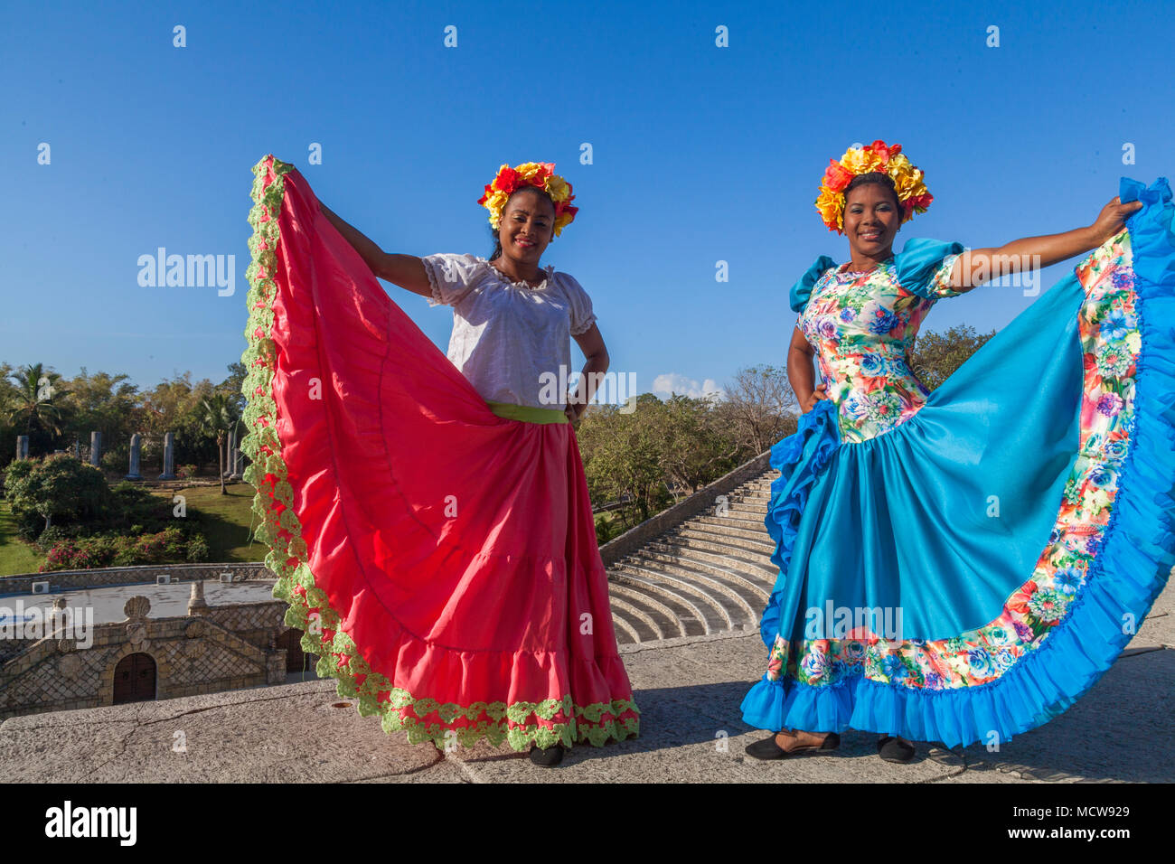 Lokale Dominikanische Frau in traditionellem karibischen Kleidung in La Romana Casa De Campo in Punta Cana Dominikanische Republik angezogen Stockfoto