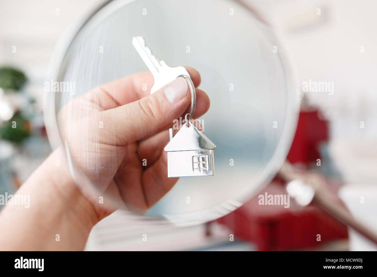 Die hausschlüssel auf Haus geformte Schlüsselbund Nahaufnahme. Konzept der Immobilien Stockfoto