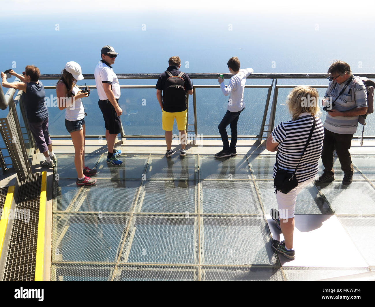 Portugal, Madeira; Cabo Girão Skywalk; höchsten in Europa; mehr als 1 500 Meter Klippe.; zwischen Camera de Lobos und Quinta Grande Stockfoto