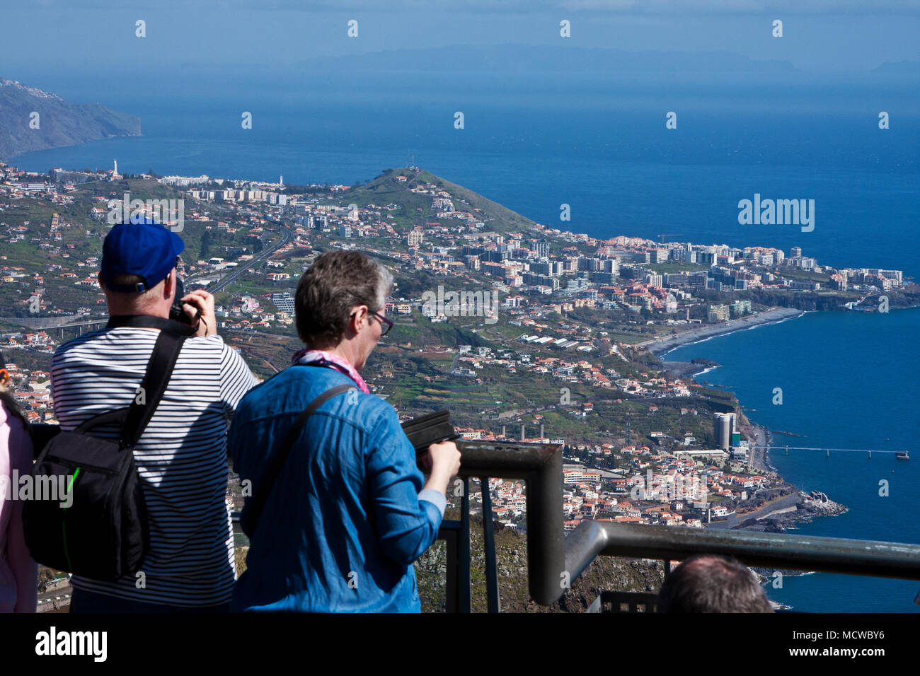 Portugal, Madeira; Cabo Girão Skywalk; höchsten in Europa; mehr als 1 500 Meter Klippe.; zwischen Camera de Lobos und Quinta Grande Stockfoto