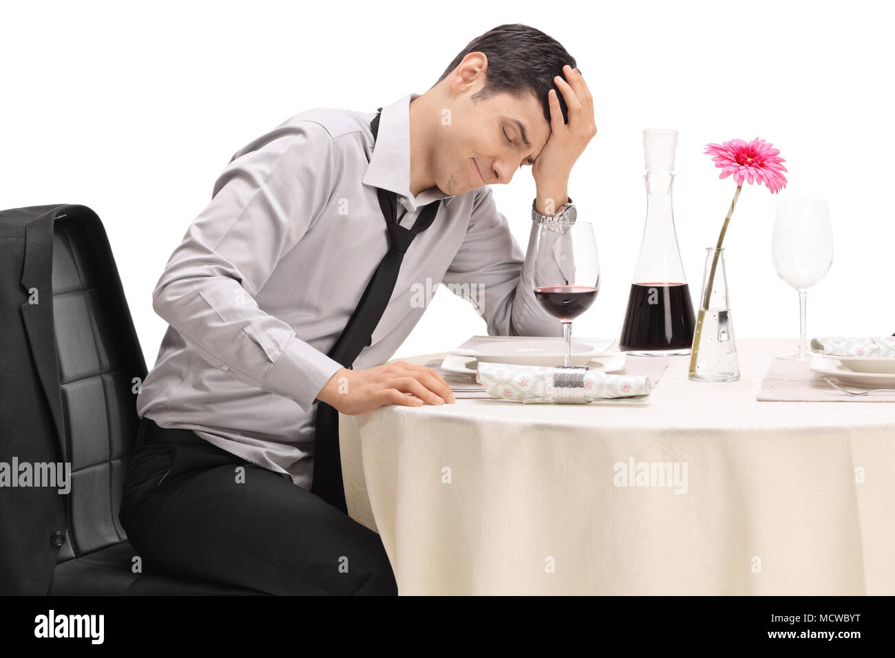 Stand Kerl in einem Restaurant sitzen und sein Kopf in Unglauben auf weißem Hintergrund Stockfoto