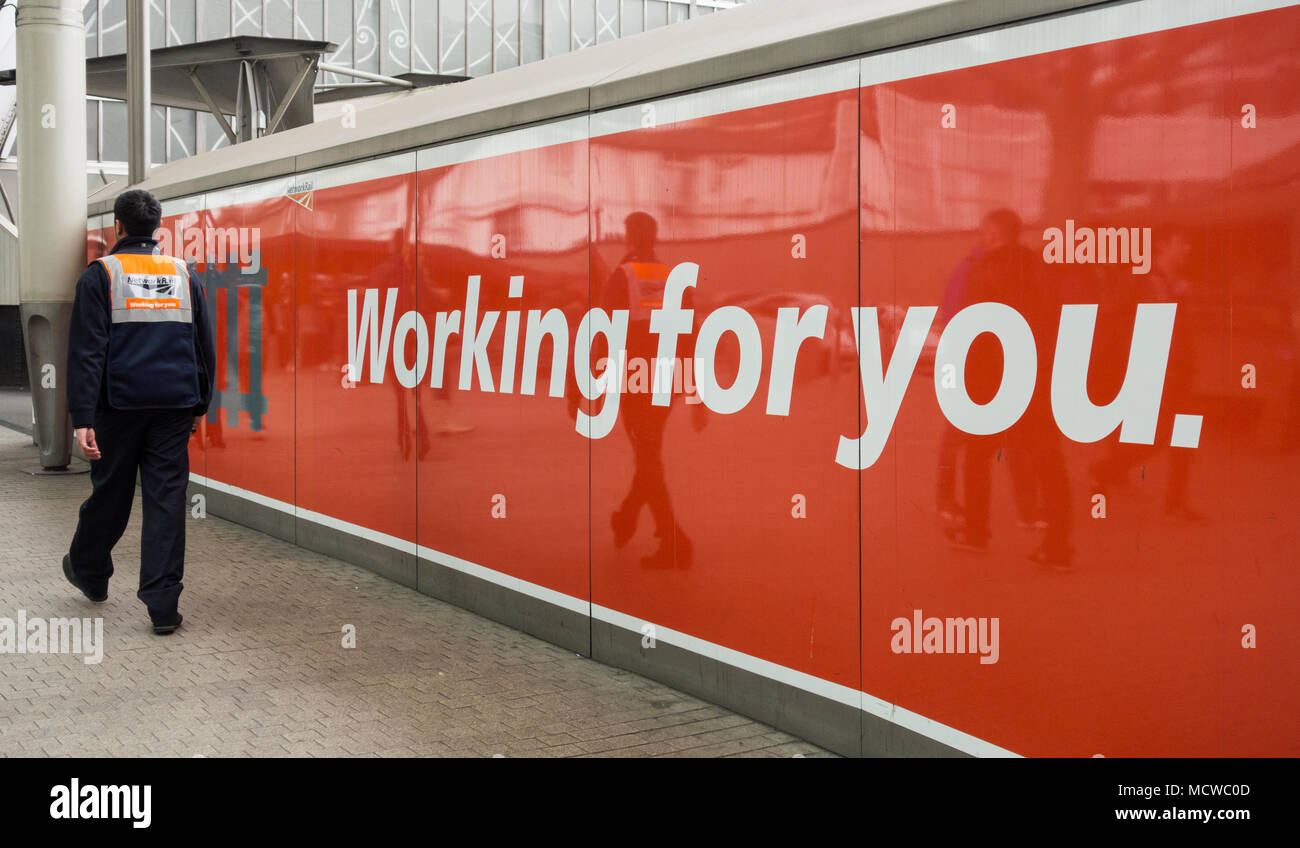 Die tägliche Fahrt - Network Rail, Arbeiten für Sie Werbung am Bahnhof Paddington, London, Großbritannien Stockfoto