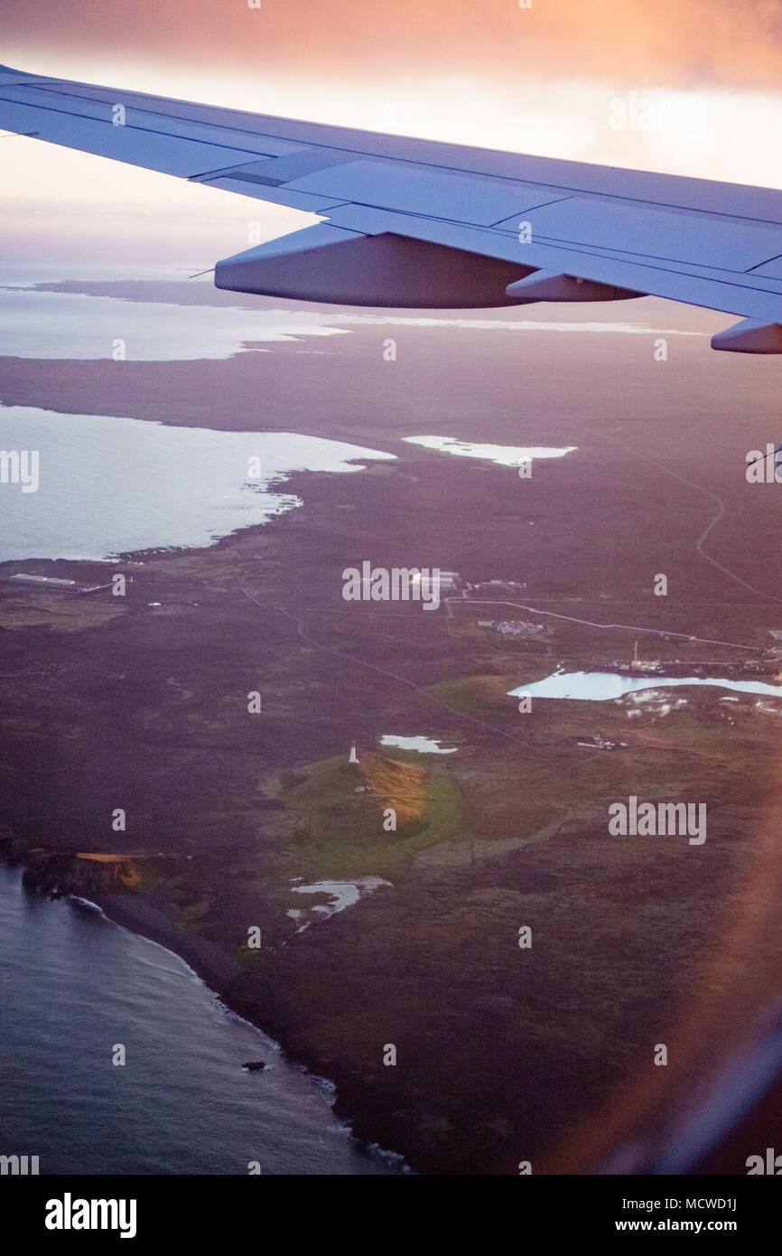Flugzeugflügel vor der Landung über dem Meer und Land, Tournai, Belgien Stockfoto
