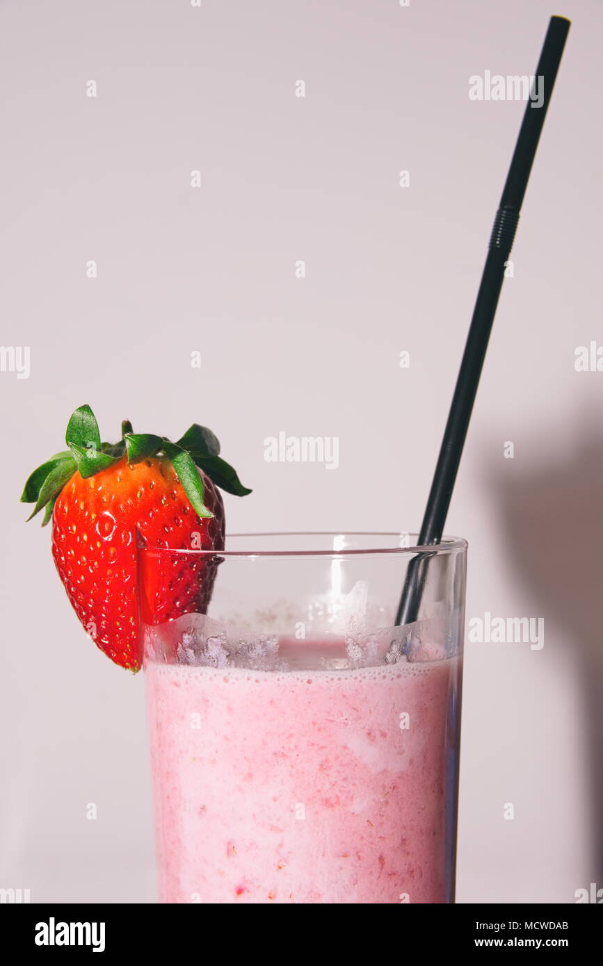 Erdbeer-milchshake in Glas mit weißem Hintergrund Stockfoto