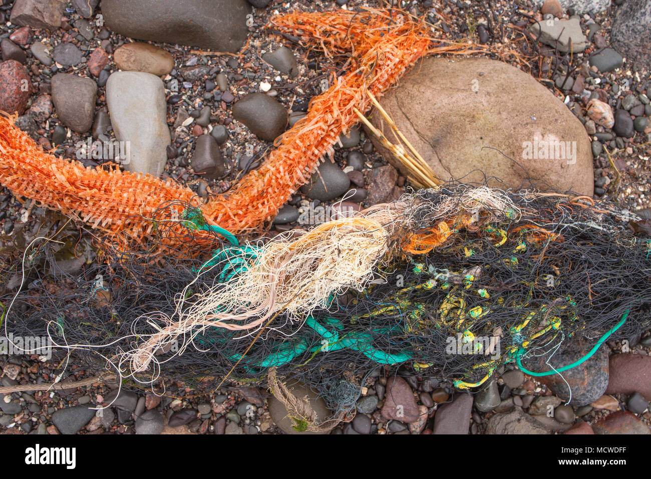 Nahaufnahme der Fischernetze auf einem Strand im Südwesten Schottlands gewaschen. Stockfoto