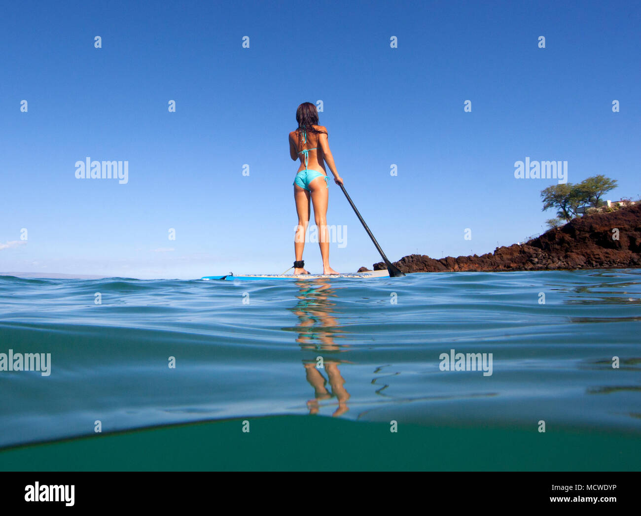 Standup paddling am Strand von Ka'anapali, Maui, Hawaii. Stockfoto