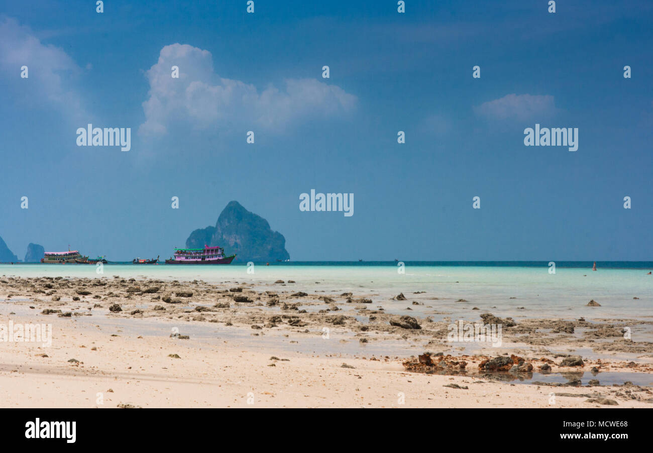 Malerischer Blick auf den traditionellen thailändischen Longtail Boote am Strand von Ko Ngai, Koh Lanta, Thailand. Stockfoto