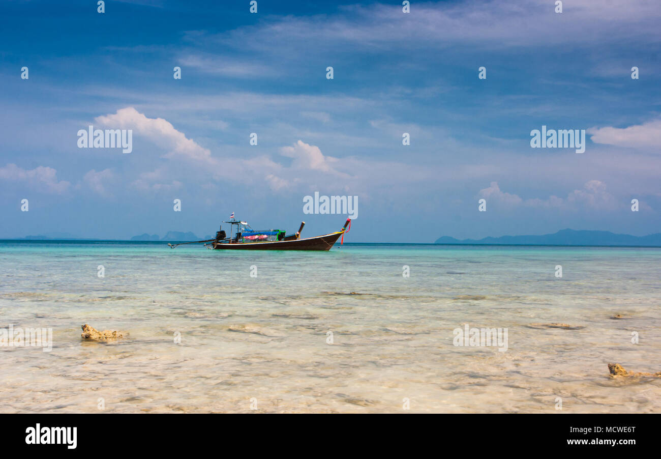 Malerischer Blick auf den traditionellen thailändischen Longtail Boote am Strand von Ko Ngai, Koh Lanta, Thailand. Stockfoto