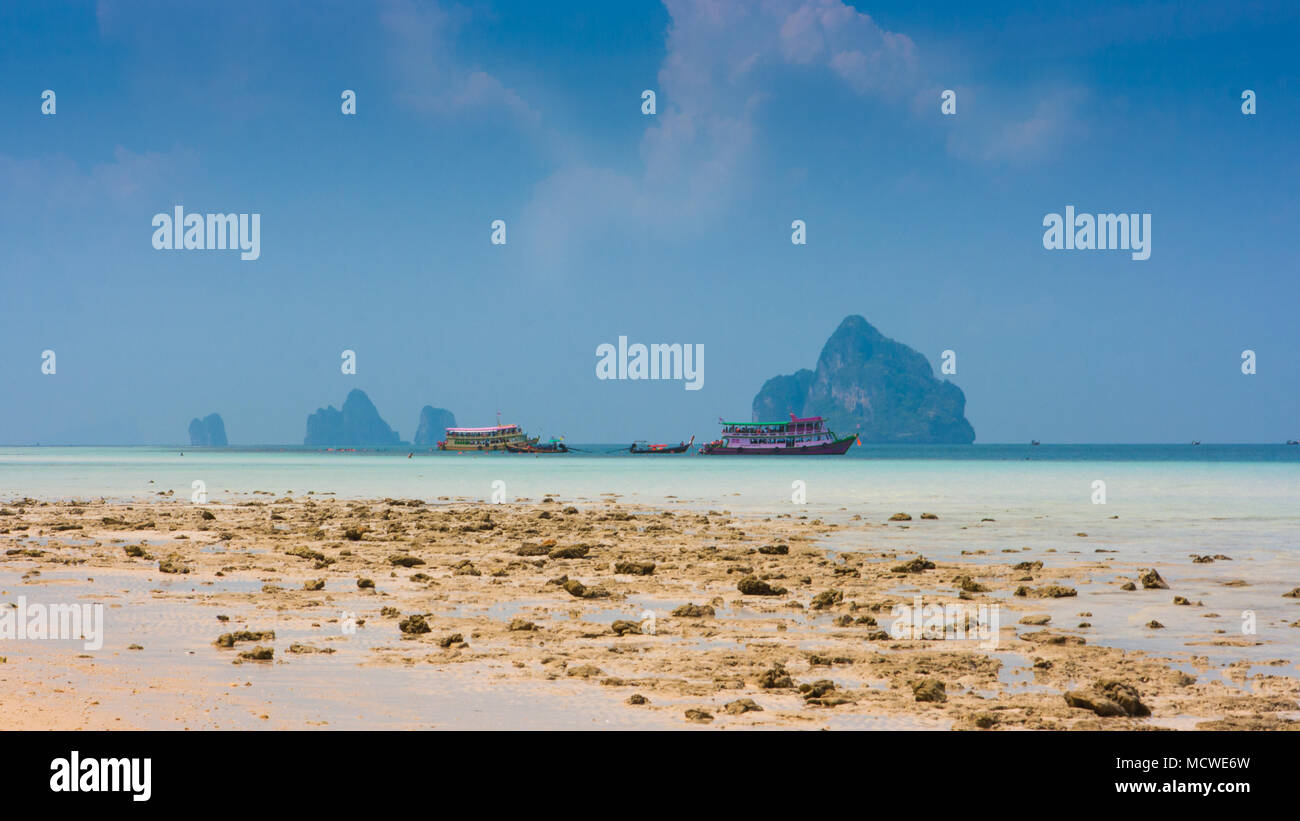 Malerischer Blick auf den traditionellen thailändischen Longtail Boote am Strand von Ko Ngai, Koh Lanta, Thailand. Stockfoto