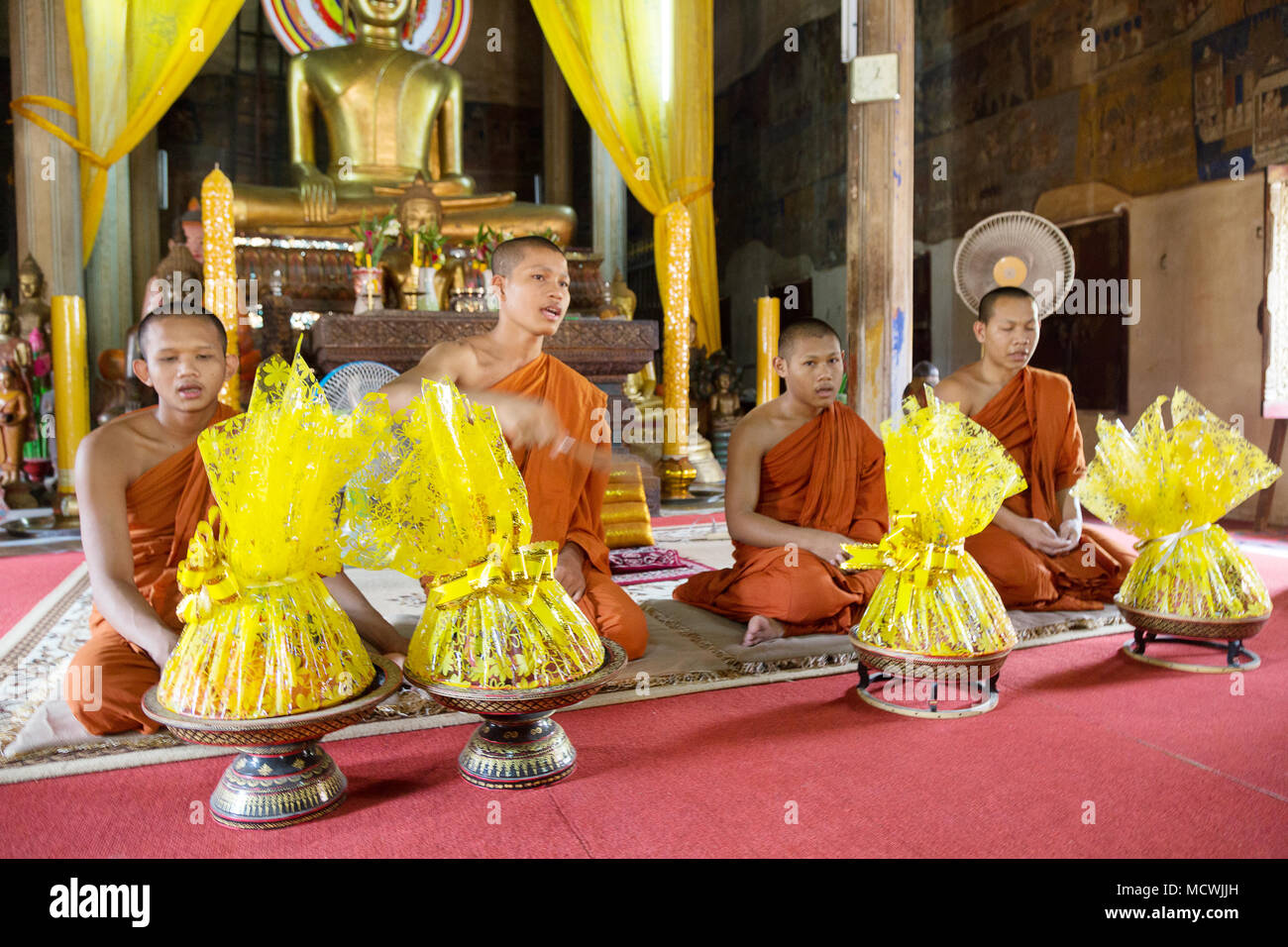 Kambodscha Mönche - Vier buddhistische Mönche in einem buddhistischen Tempel, Siem Reap, Kambodscha Südostasien Stockfoto